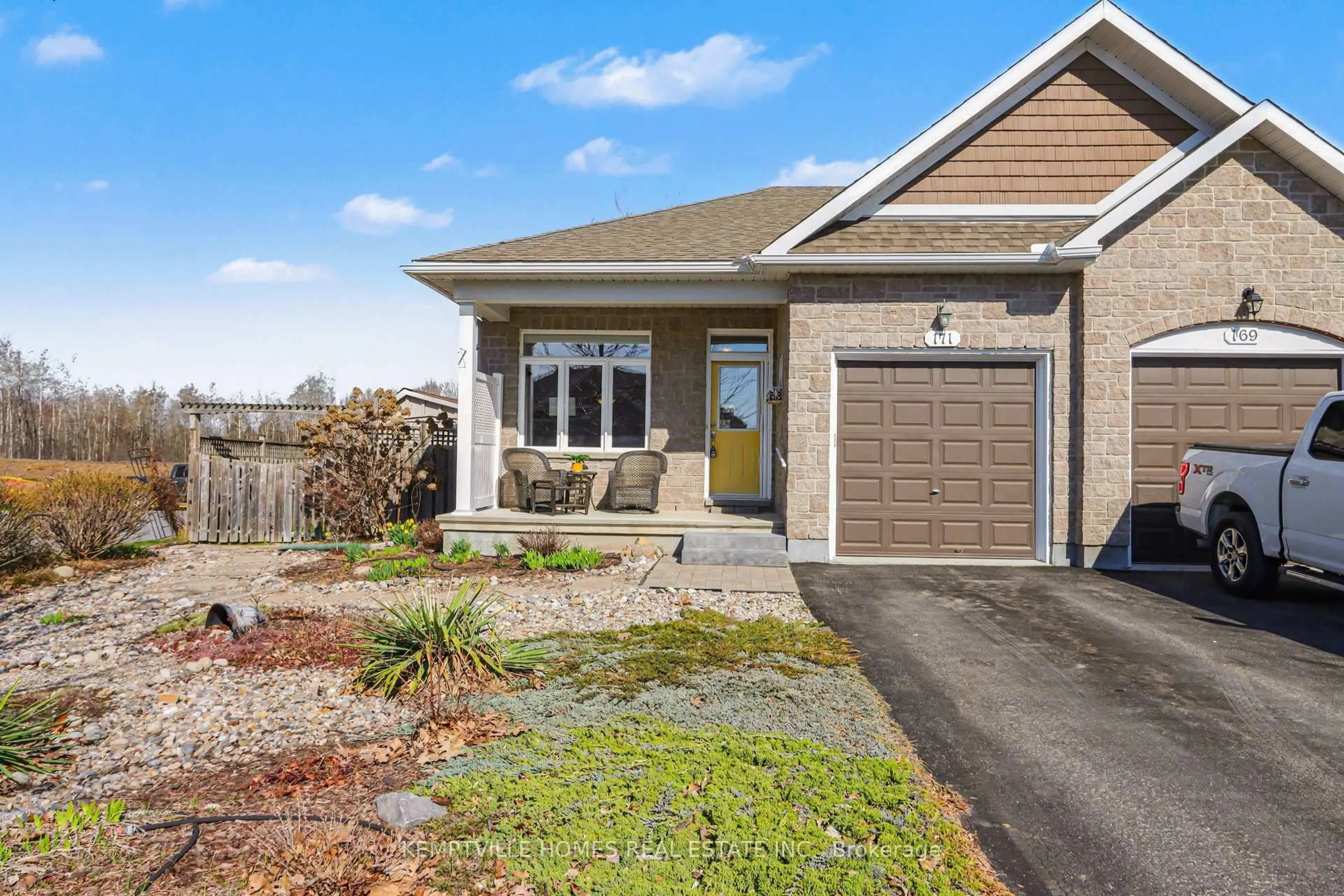 Home with vinyl exterior material, street for 171 Royal Landing Gate, North Grenville Ontario K0G 1J0