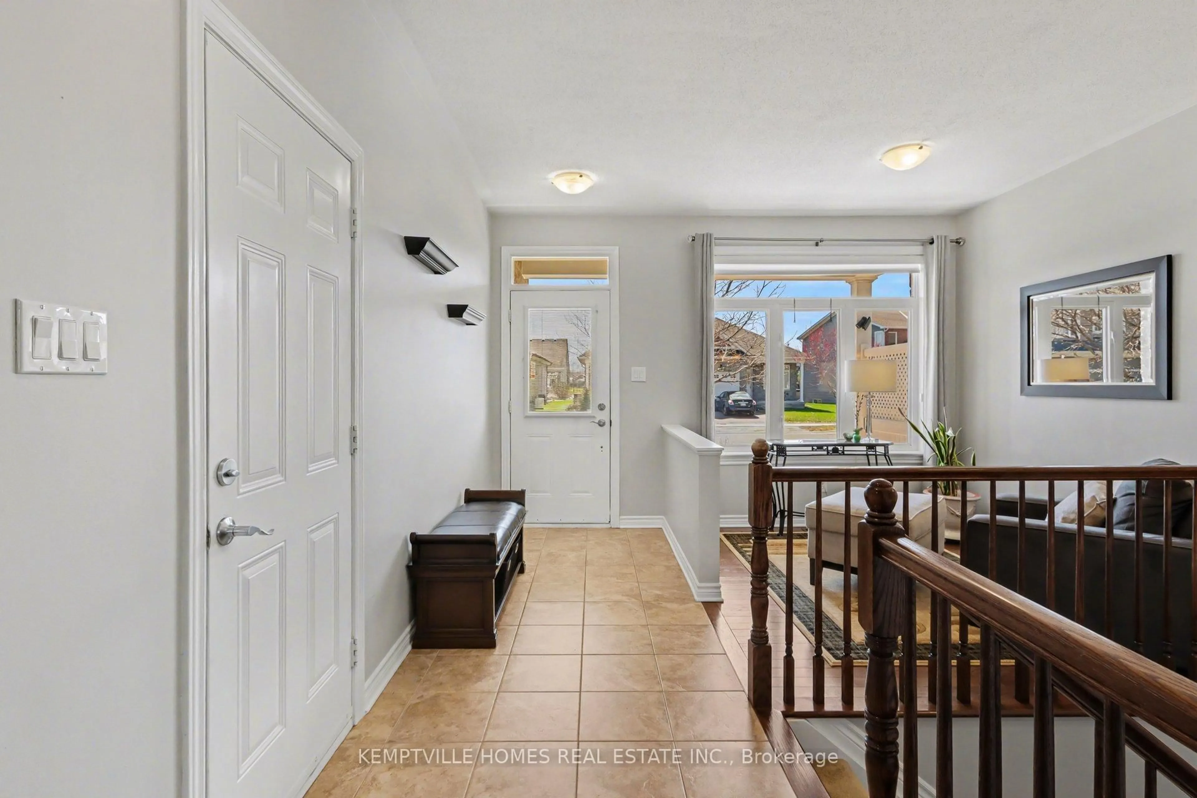 Indoor entryway for 171 Royal Landing Gate, North Grenville Ontario K0G 1J0