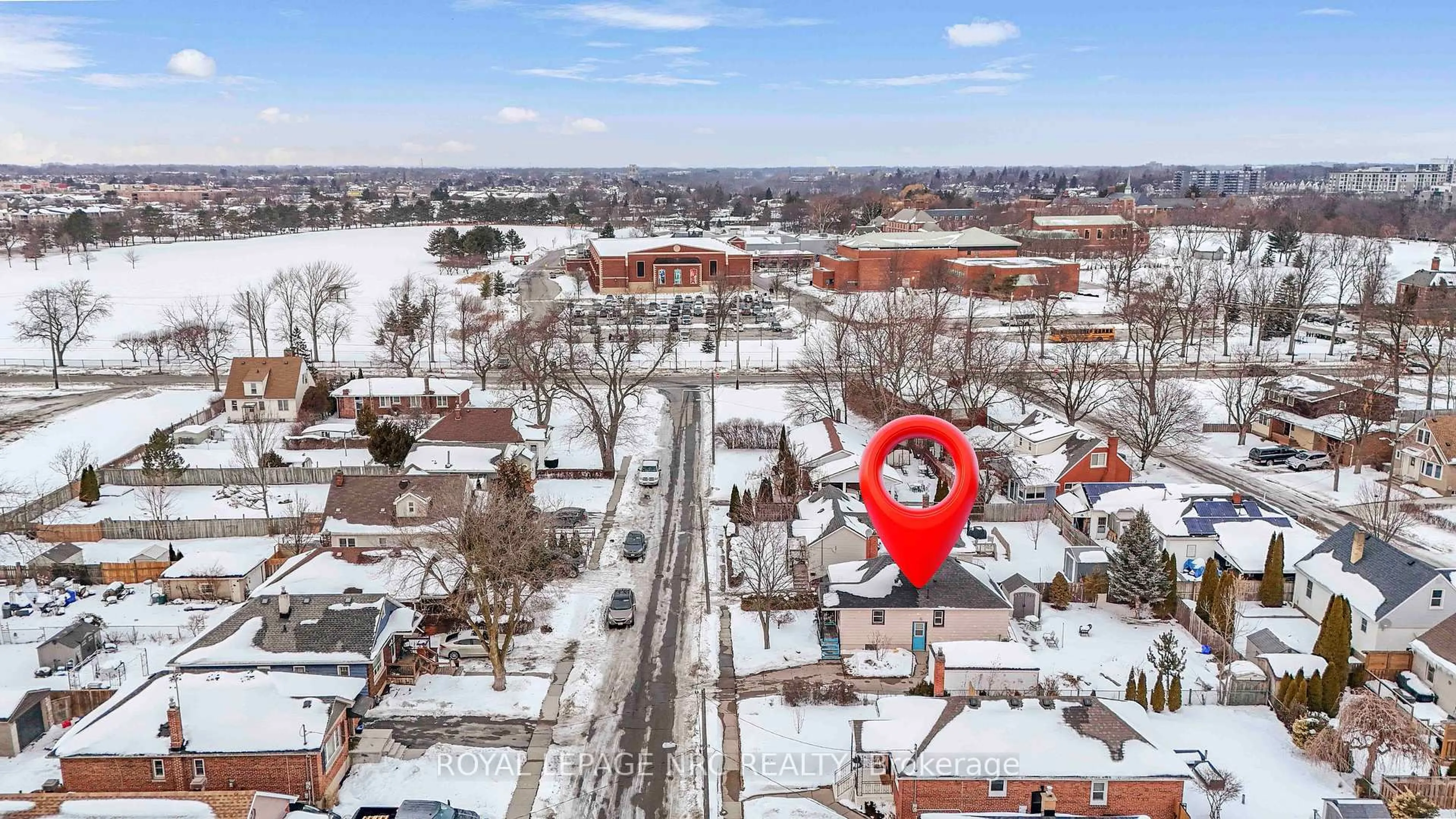 A pic from outside/outdoor area/front of a property/back of a property/a pic from drone, unknown for 32 Ambrose St, St. Catharines Ontario L2S 2K7