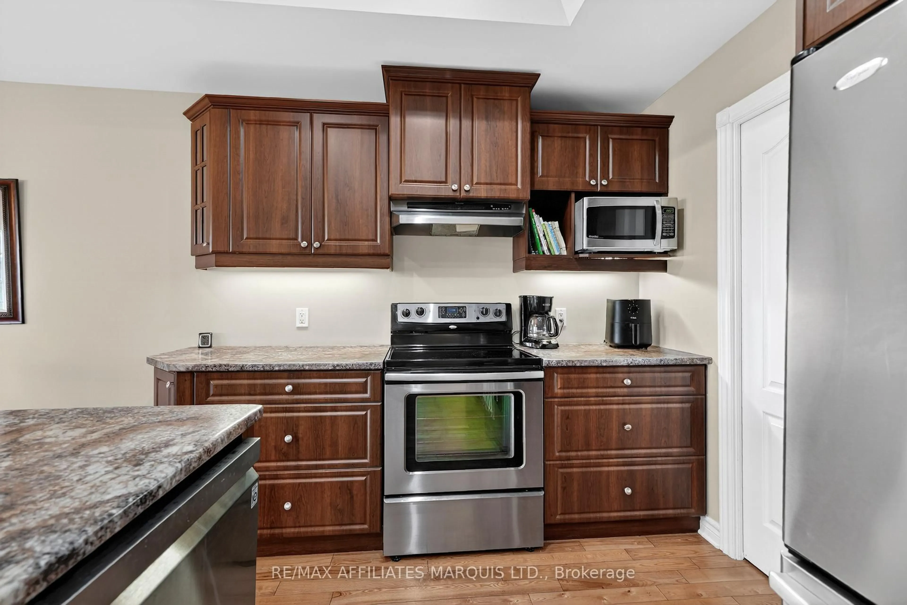Standard kitchen, unknown for 516 Jo Anne Cres, Cornwall Ontario K6H 7H7