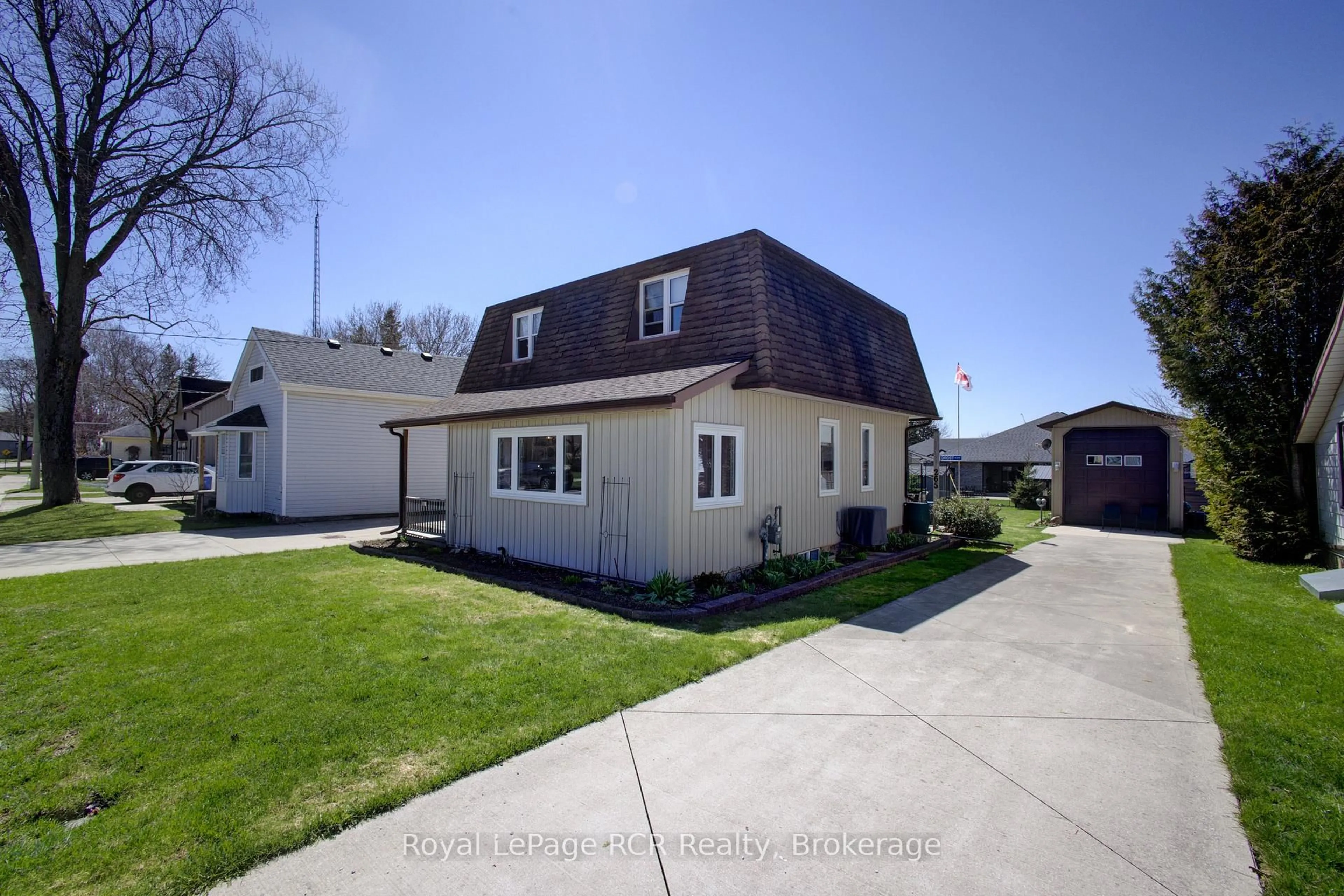 Home with vinyl exterior material, street for 265 James St, Minto Ontario N0G 2P0