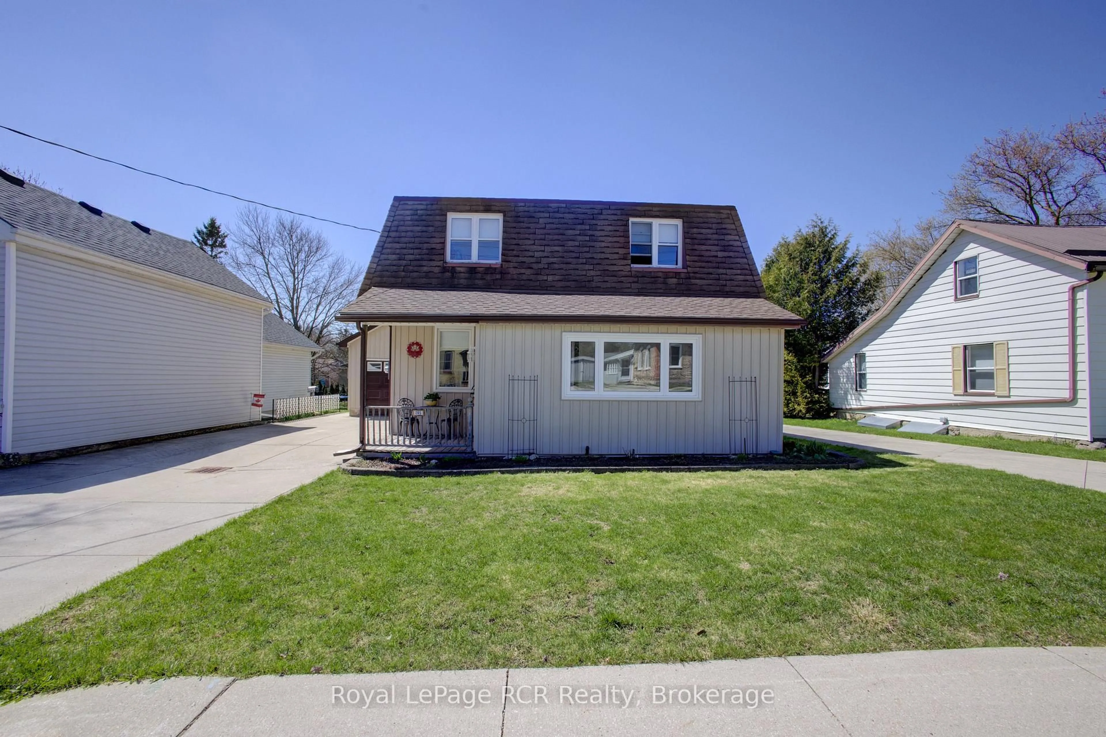 Home with vinyl exterior material, street for 265 James St, Minto Ontario N0G 2P0