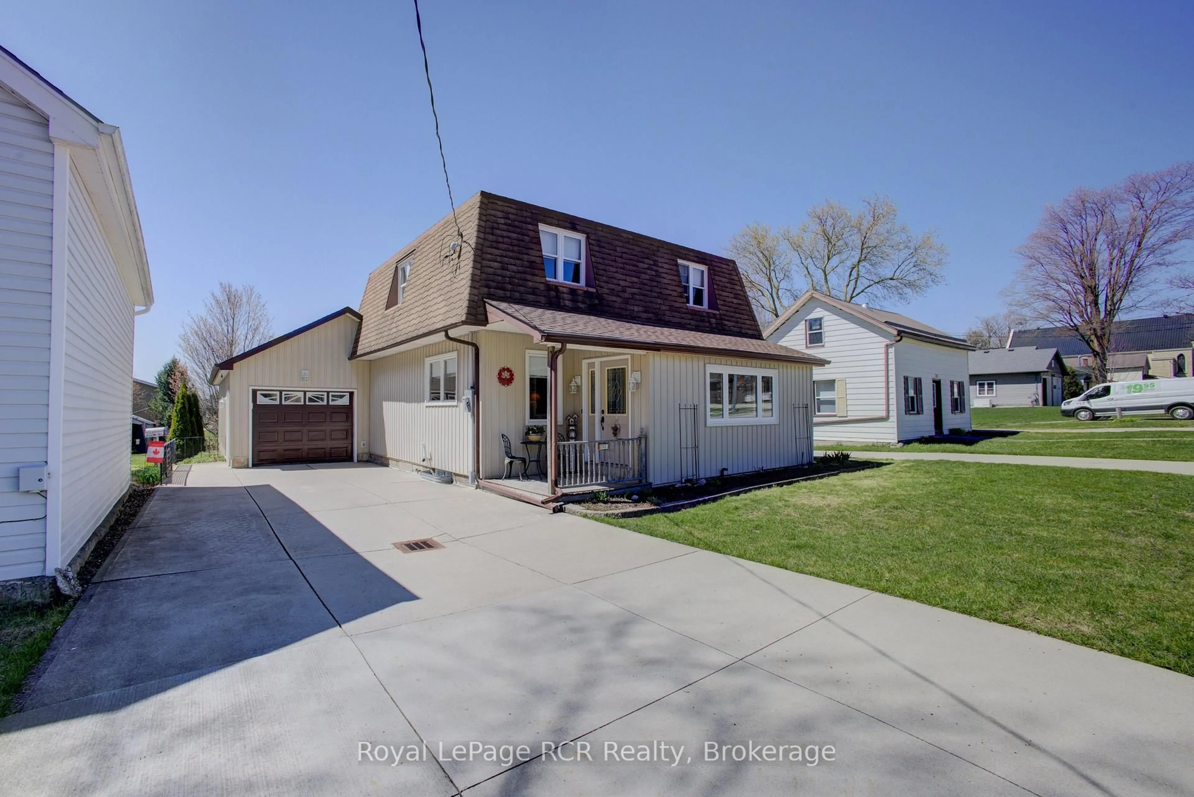 A pic from outside/outdoor area/front of a property/back of a property/a pic from drone, street for 265 James St, Minto Ontario N0G 2P0