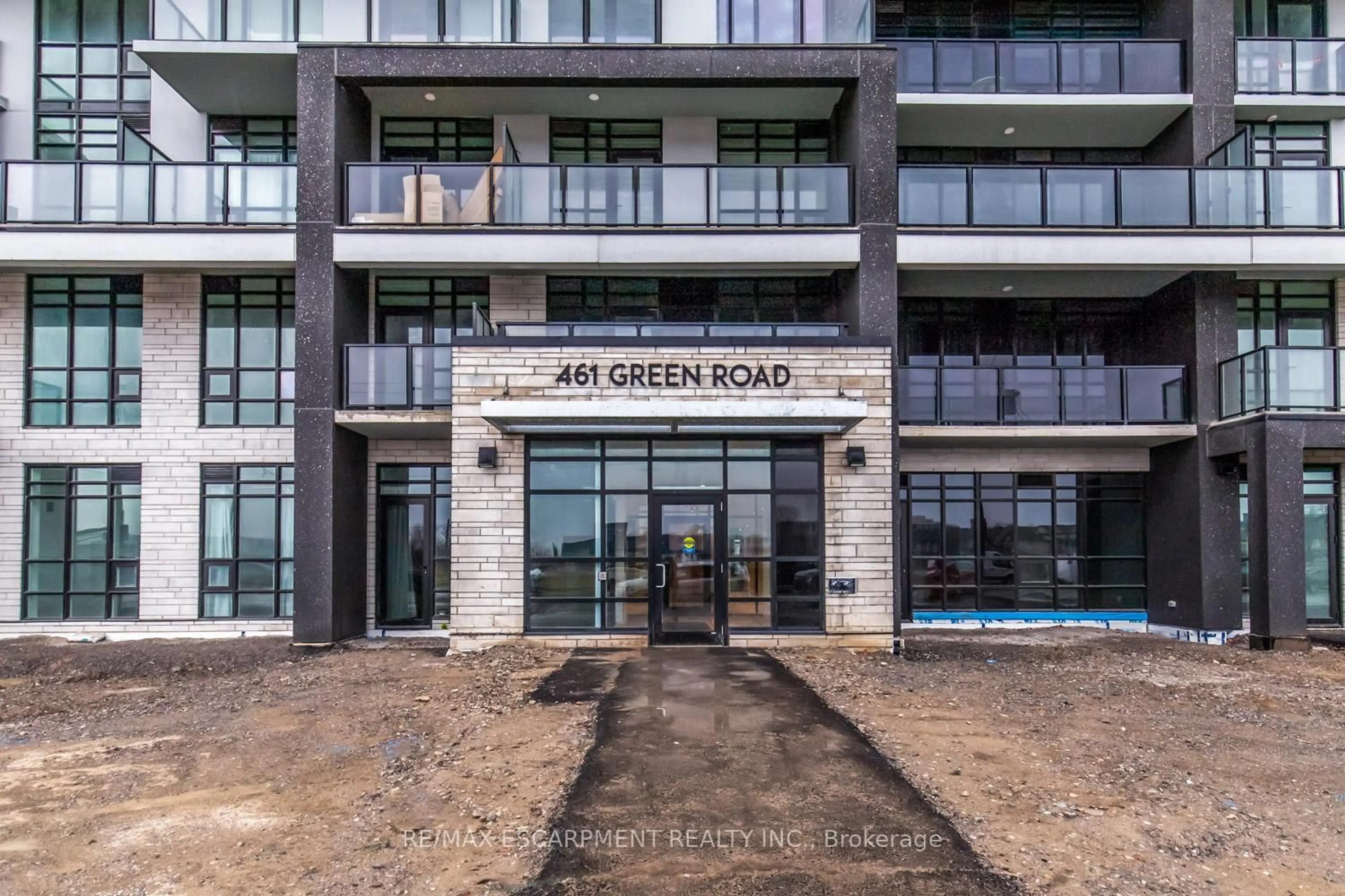 Indoor foyer for 461 Green Rd #220, Hamilton Ontario L8E 0L5