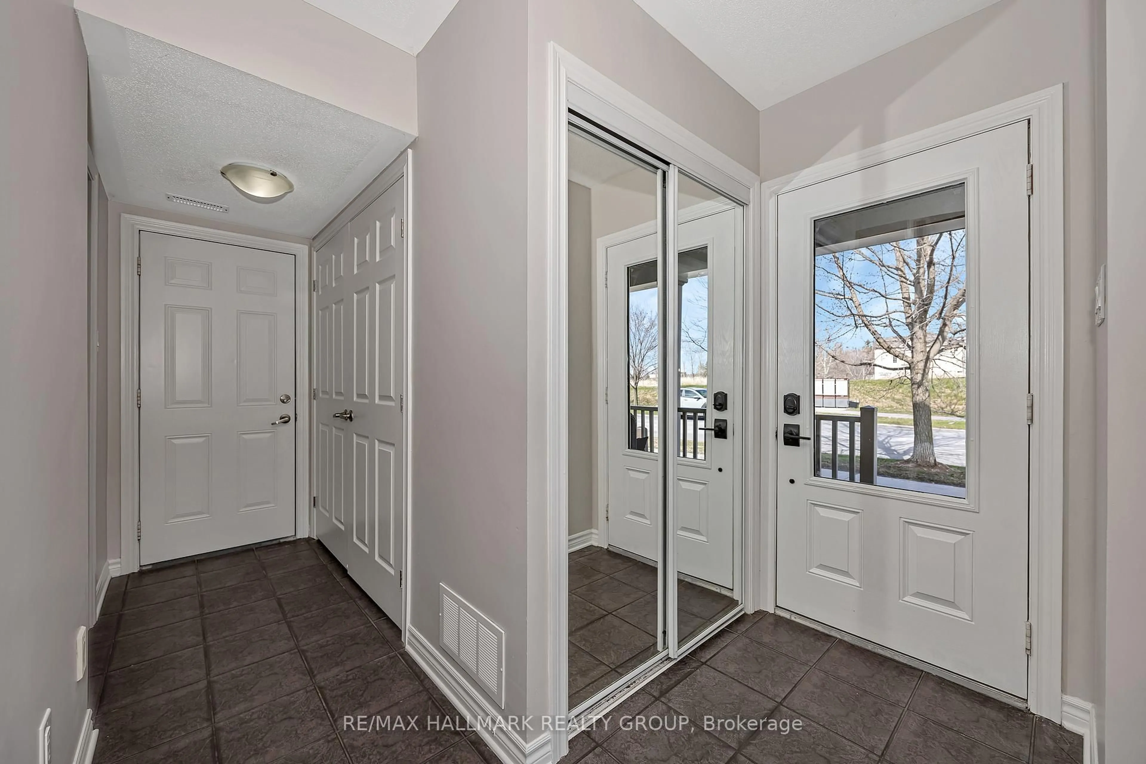 Indoor entryway for 618 Martinique Lane, Ottawa Ontario K2S 0L9