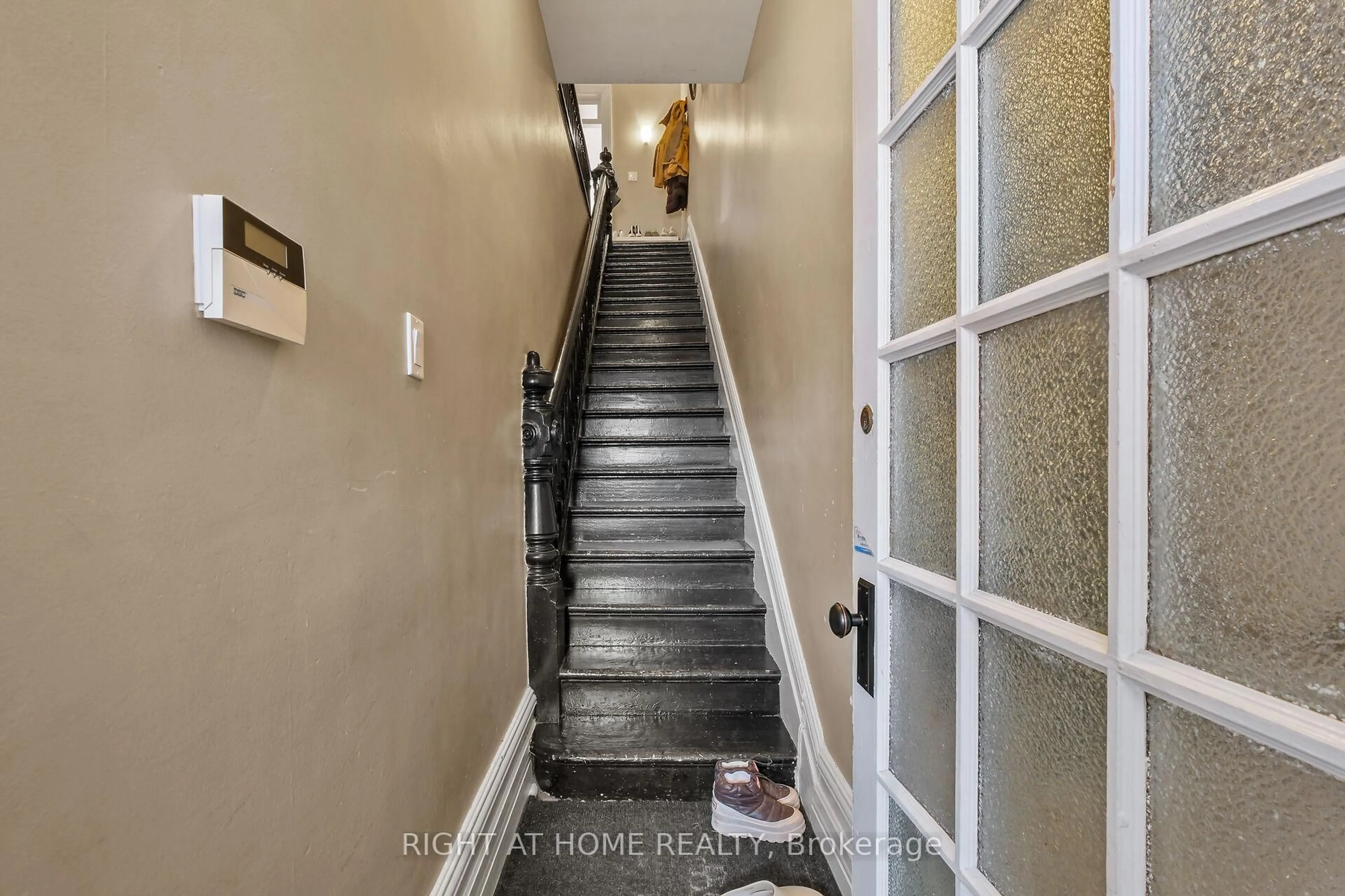 Unknown for 93 Gilmour St, Ottawa Ontario K2P 0N5