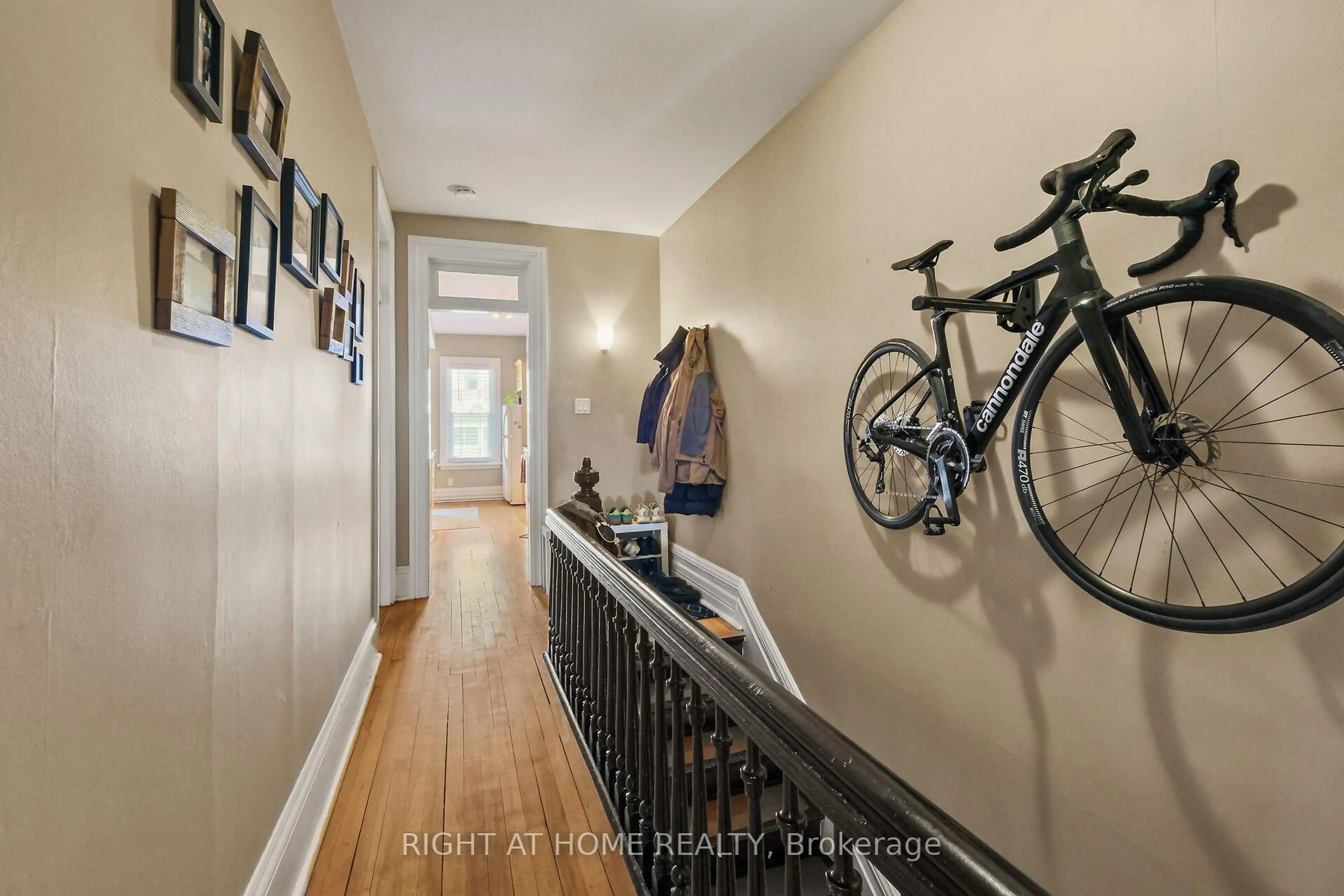 Indoor entryway for 93 Gilmour St, Ottawa Ontario K2P 0N5