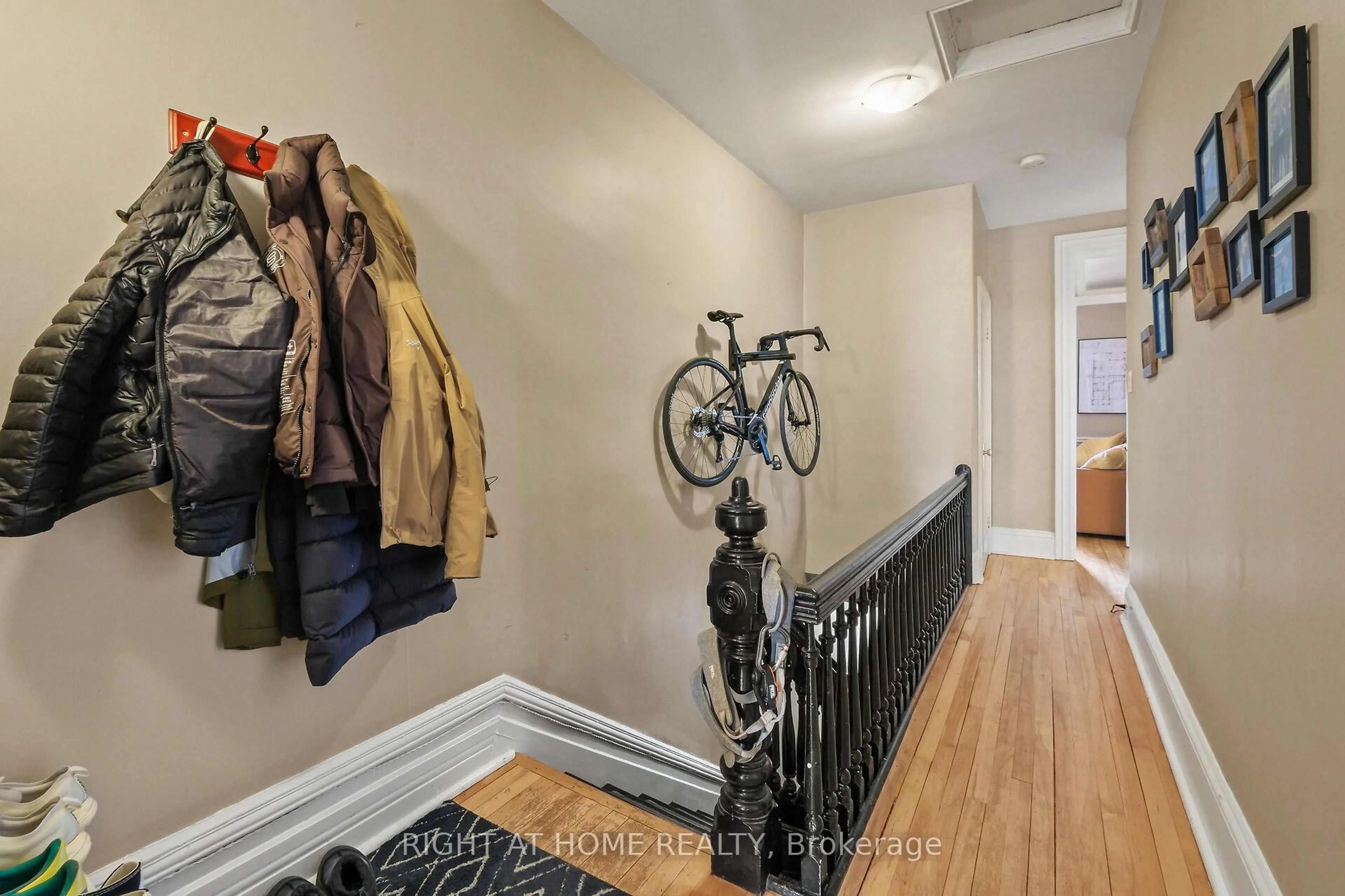 Indoor entryway for 93 Gilmour St, Ottawa Ontario K2P 0N5