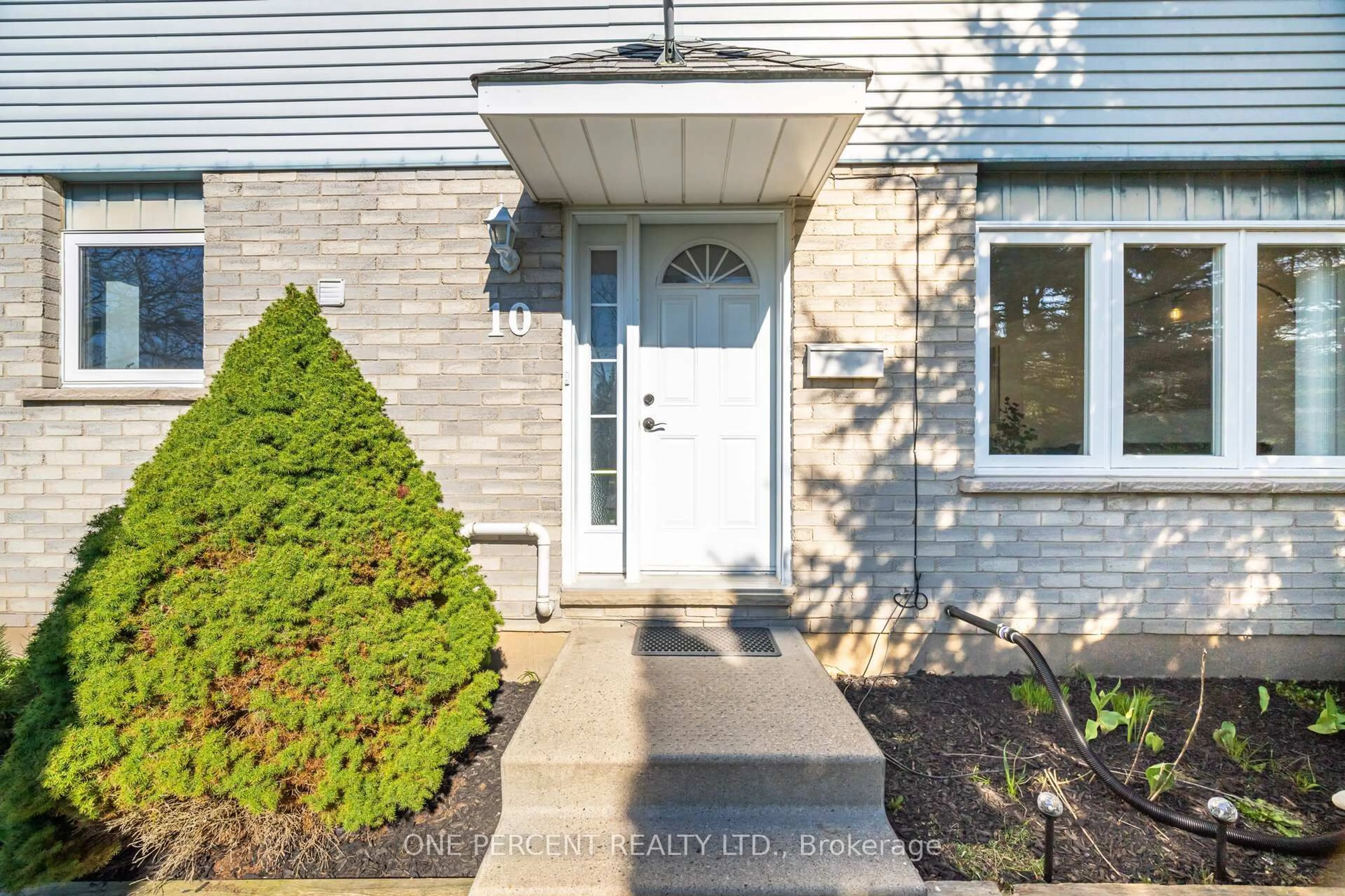 Indoor entryway for 10 Ristau Cres, Kitchener Ontario N2E 3A8