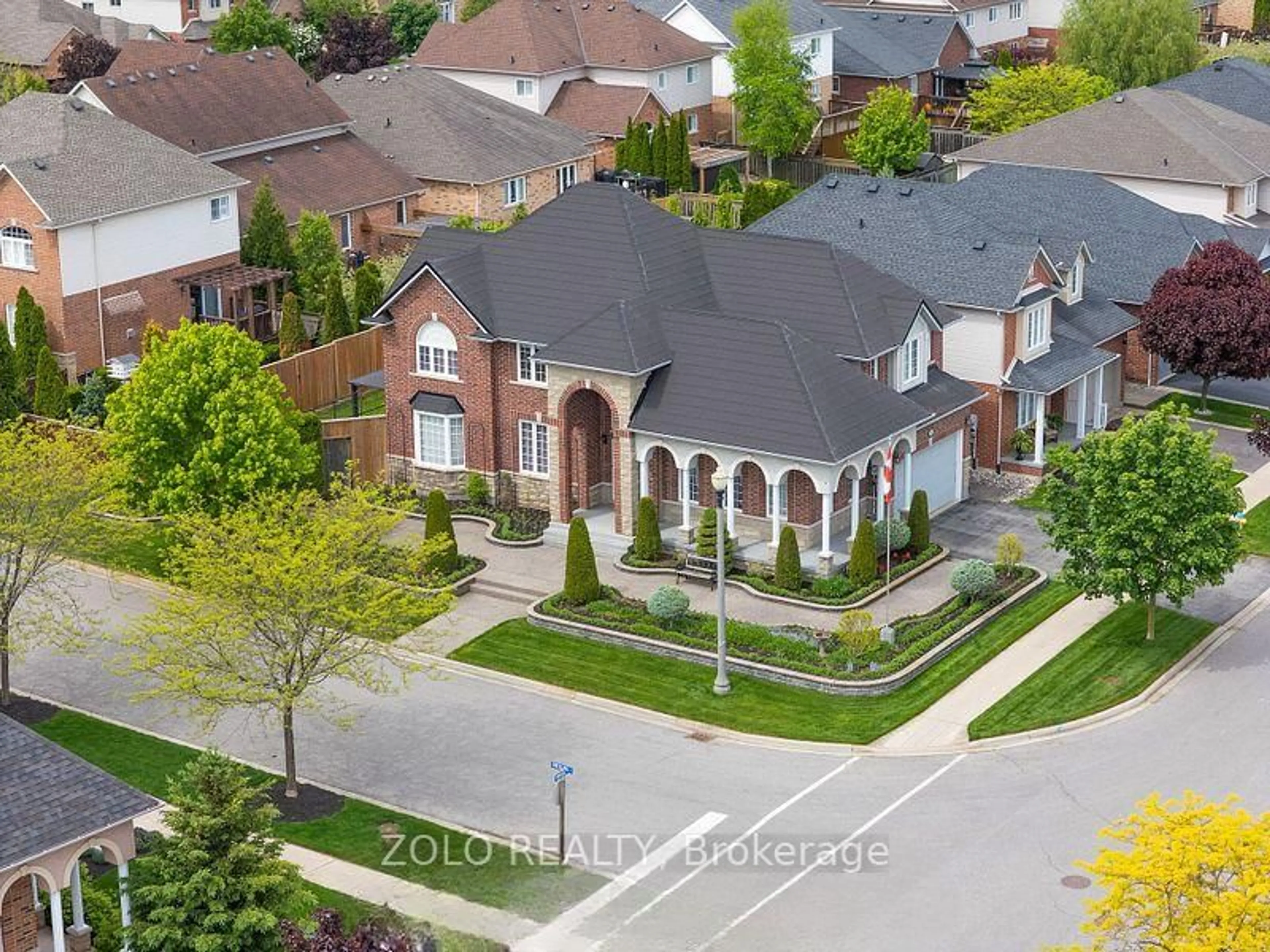 A pic from outside/outdoor area/front of a property/back of a property/a pic from drone, street for 42 Vinifera Dr, Grimsby Ontario L3M 5S1