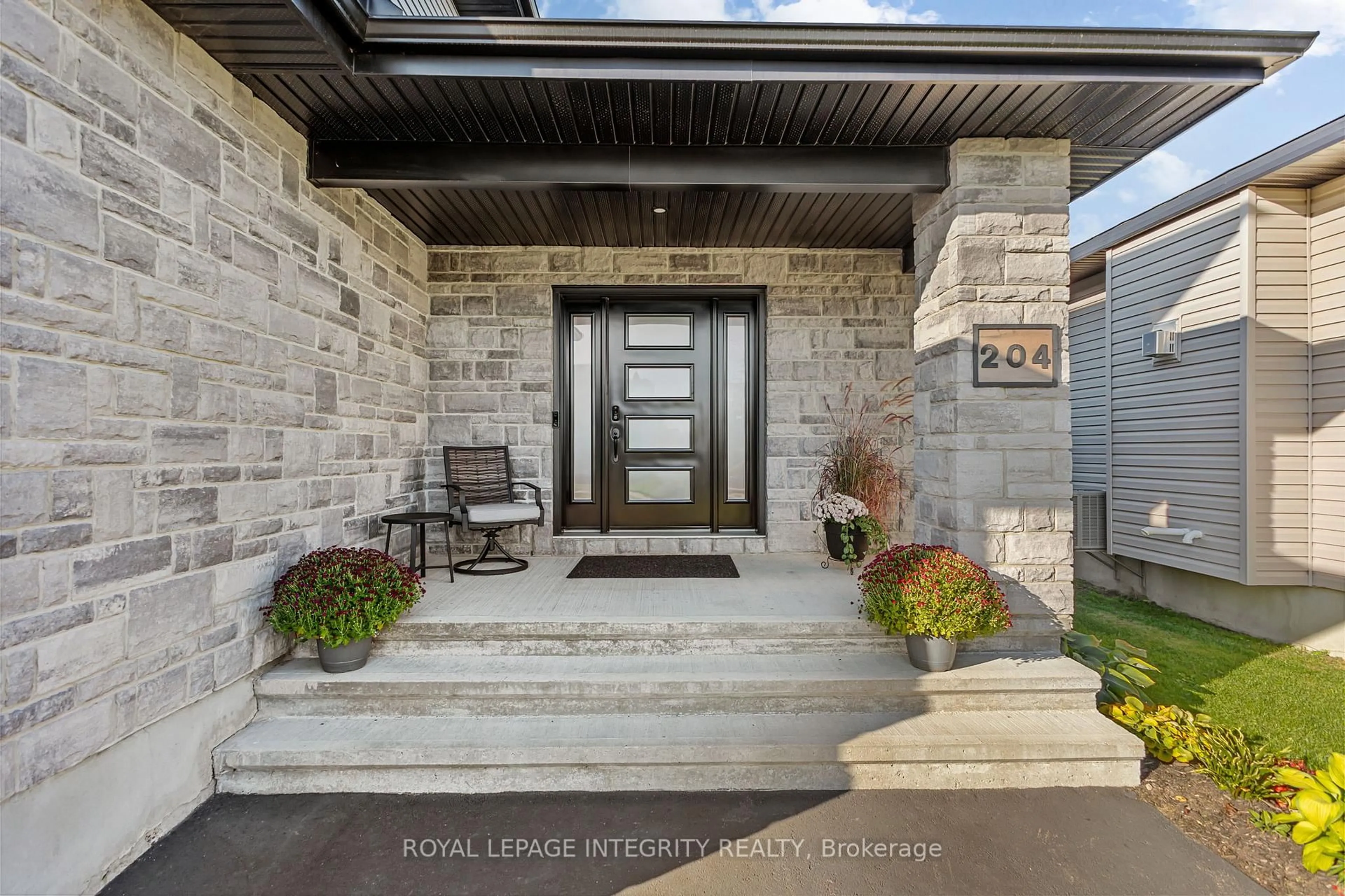 Indoor entryway for 204 Hybrid St, Russell Ontario K0A 1W0