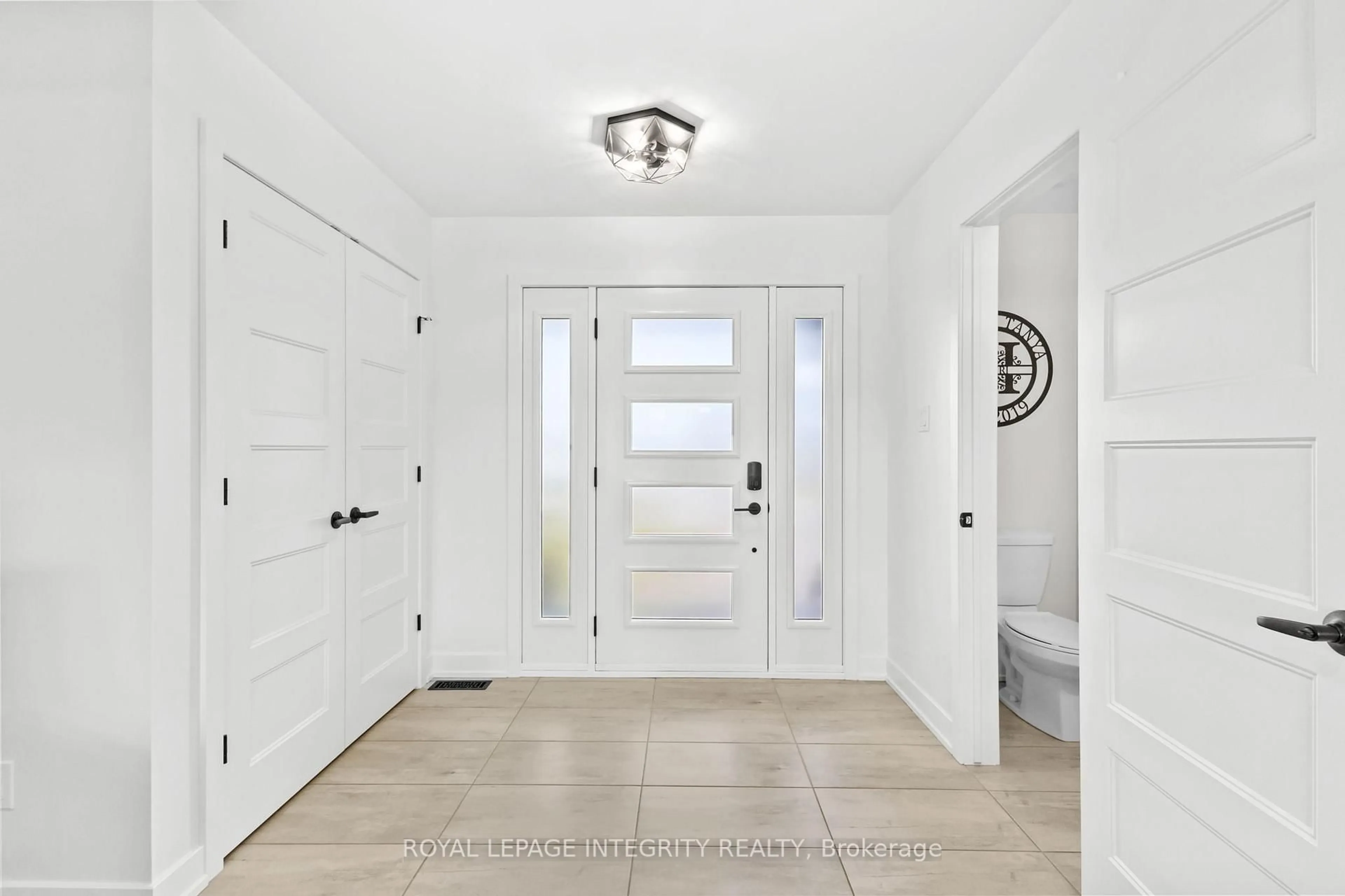 Indoor entryway for 204 Hybrid St, Russell Ontario K0A 1W0