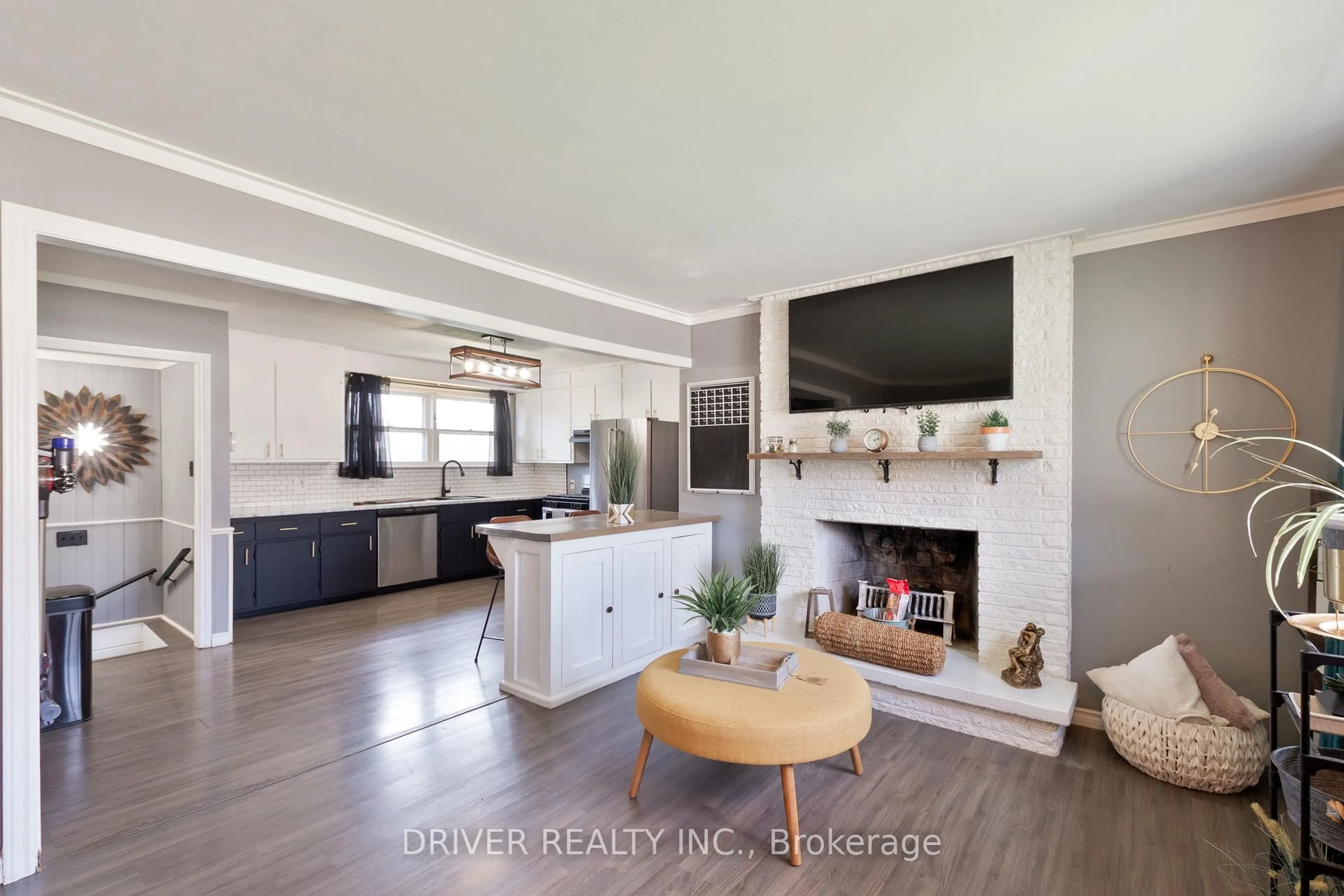 Open concept kitchen, unknown for 350 Warren St, Central Elgin Ontario N5L 1B5