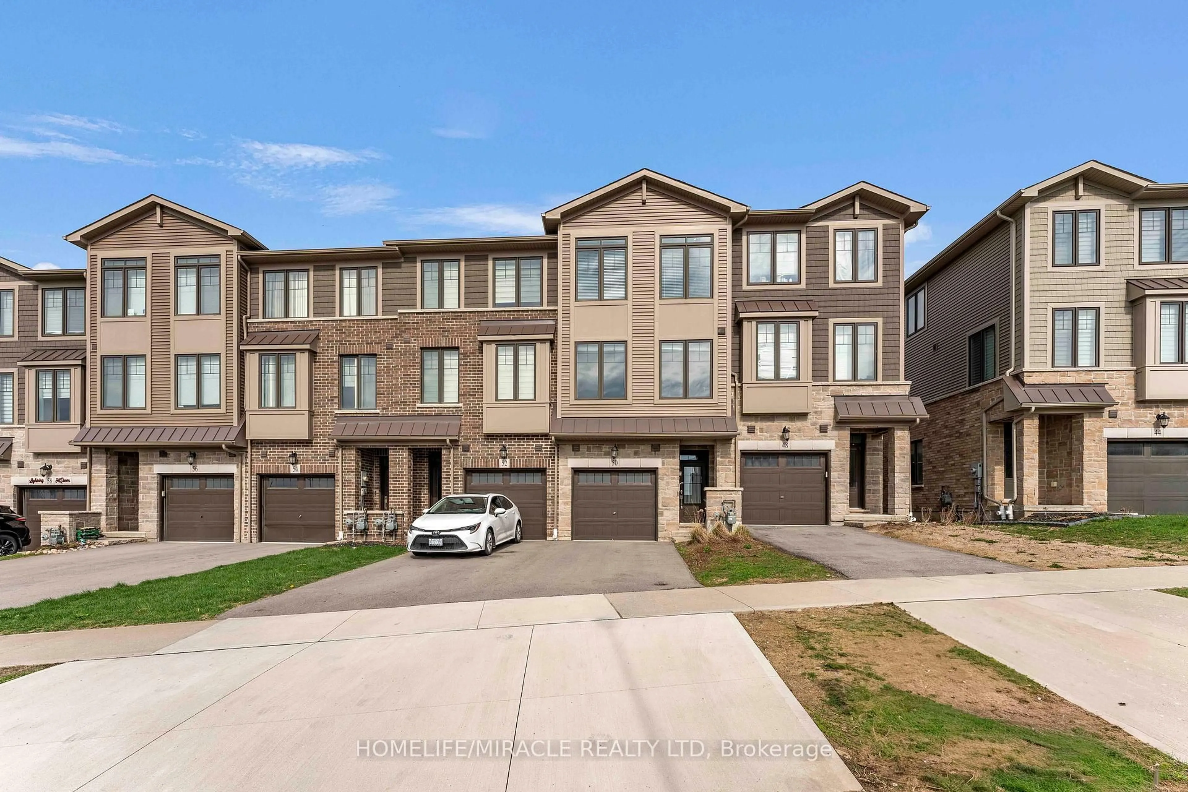 A pic from outside/outdoor area/front of a property/back of a property/a pic from drone, street for 50 Hollywood Crt, Cambridge Ontario N1R 0C7