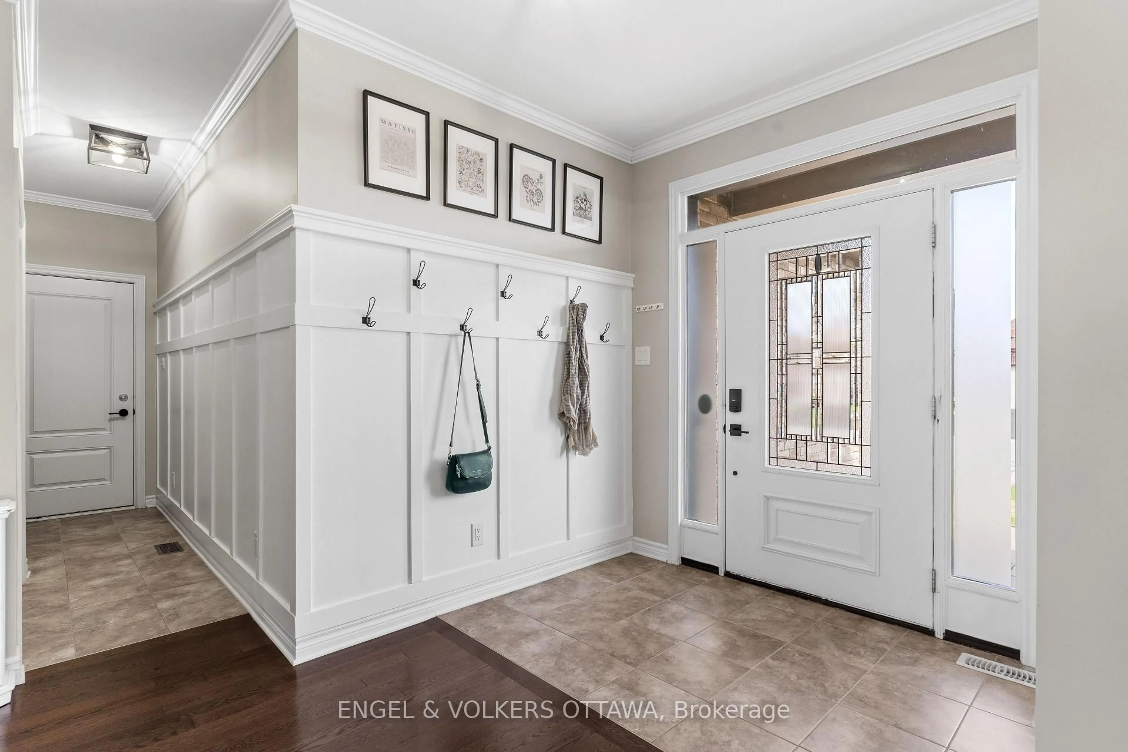 Indoor entryway for 56 Settlement Lane, Russell Ontario K4R 0A4