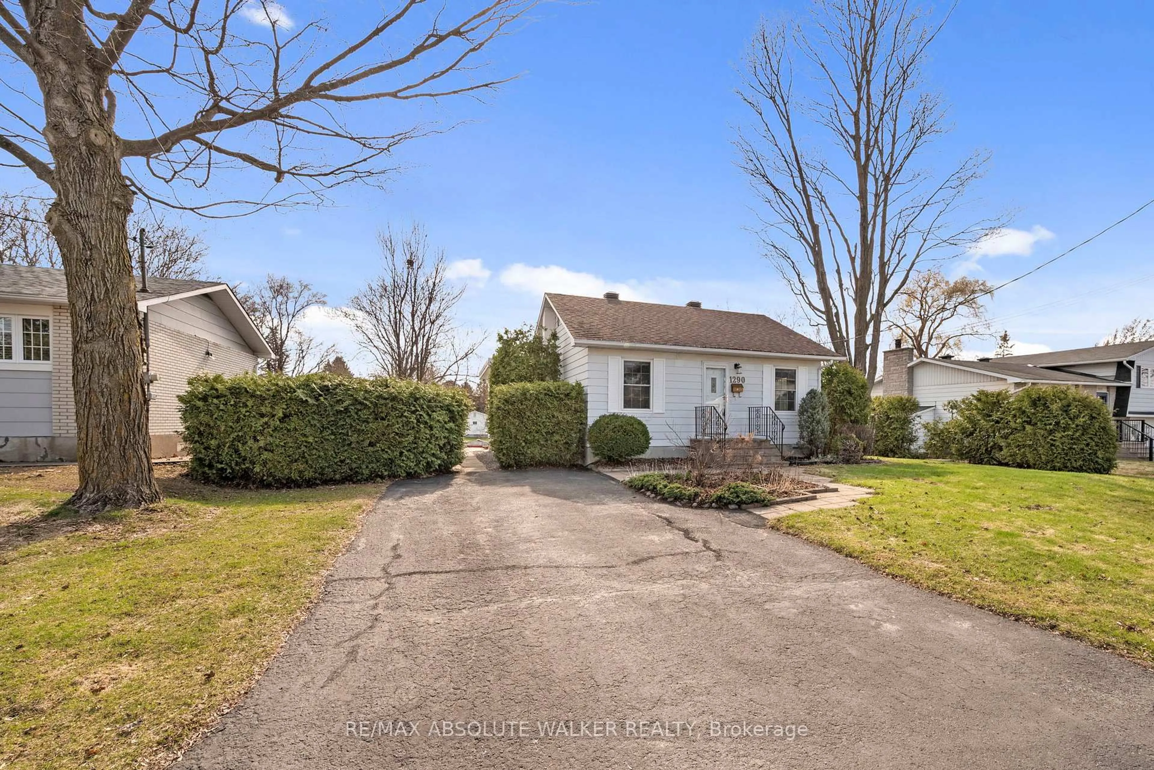 A pic from outside/outdoor area/front of a property/back of a property/a pic from drone, street for 1290 St. Jean St, Orleans Ontario K1C 1N6