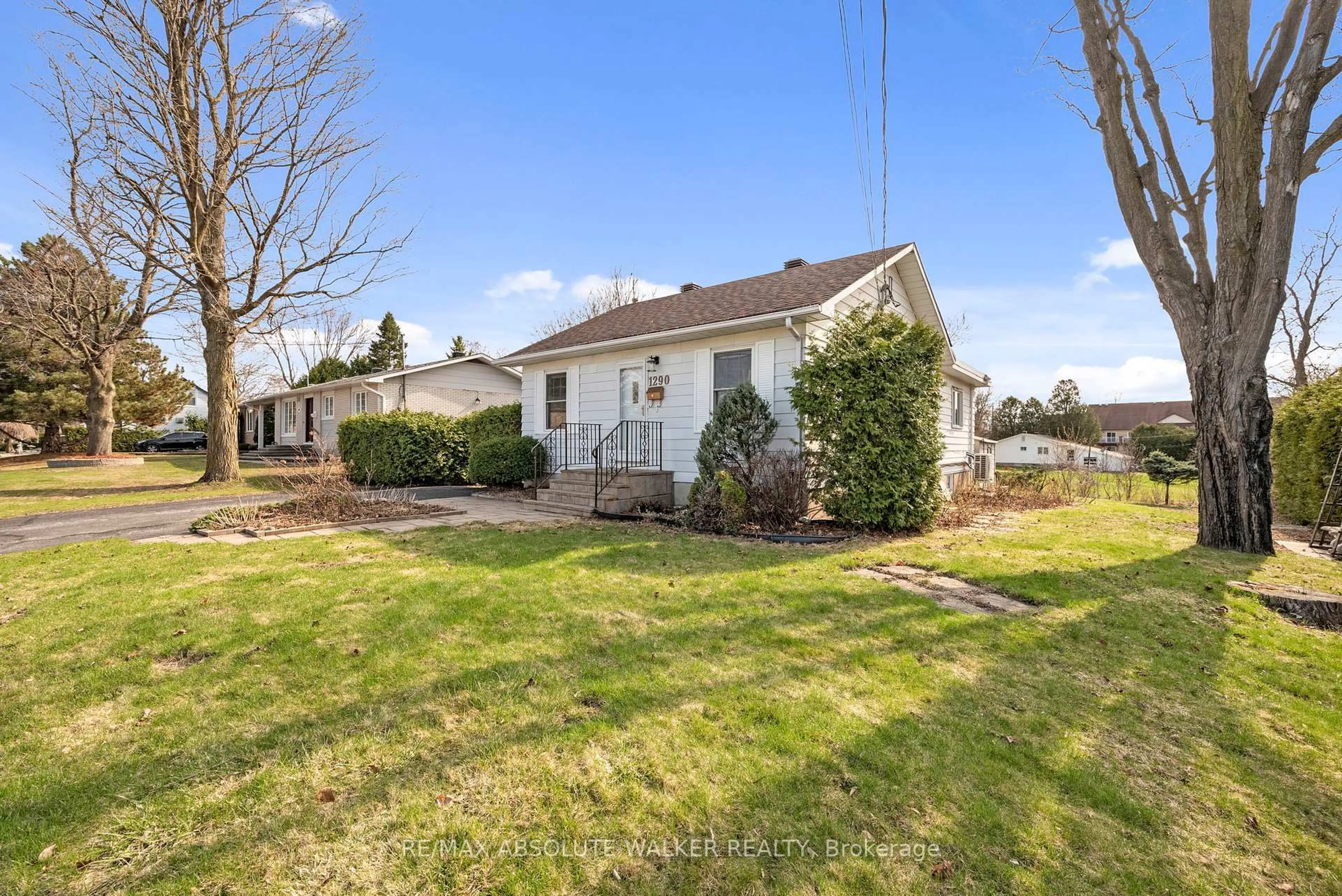 A pic from outside/outdoor area/front of a property/back of a property/a pic from drone, street for 1290 St. Jean St, Orleans Ontario K1C 1N6