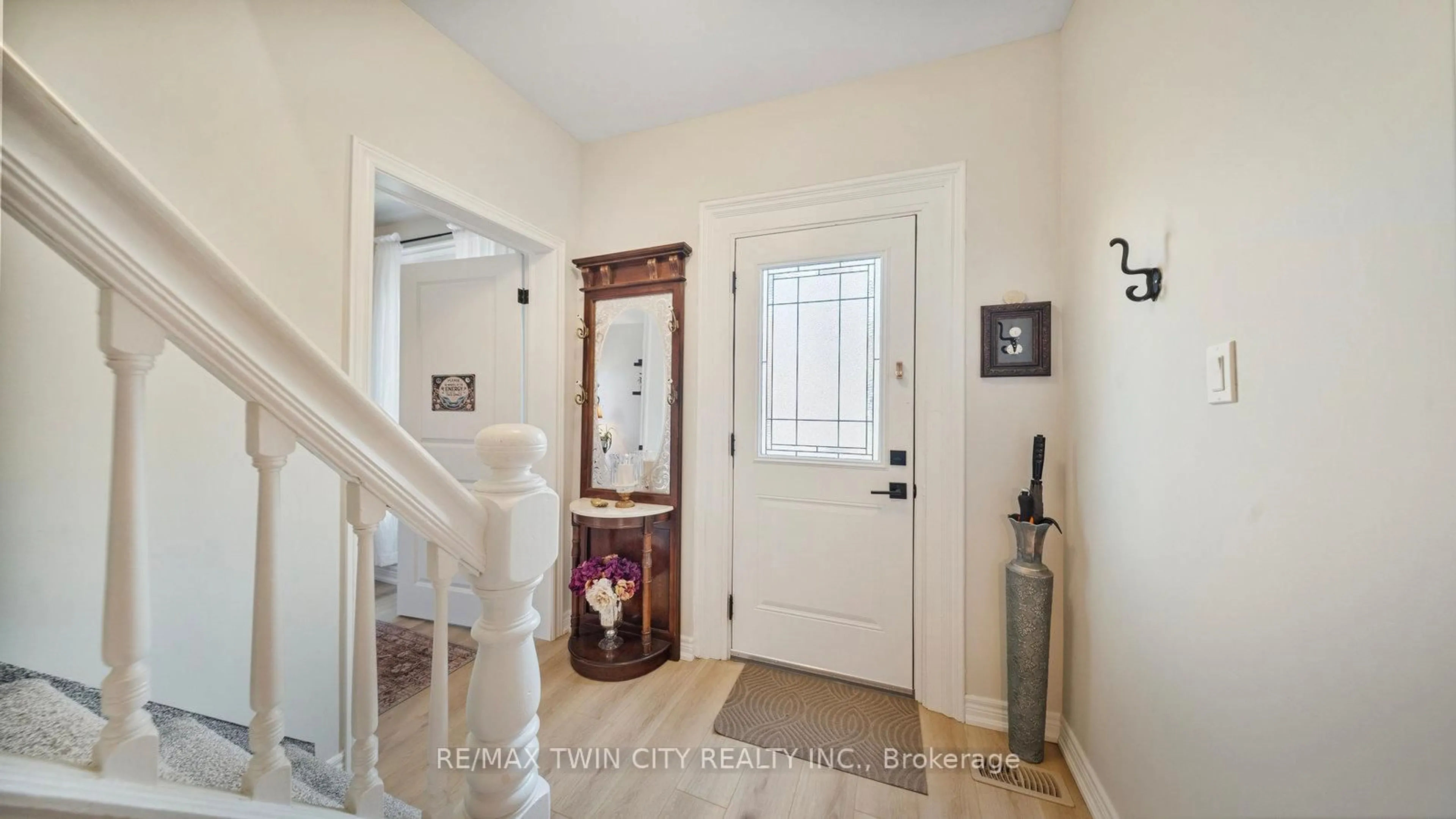 Indoor entryway for 116 Eagle Ave, Brantford Ontario N3S 1Z5