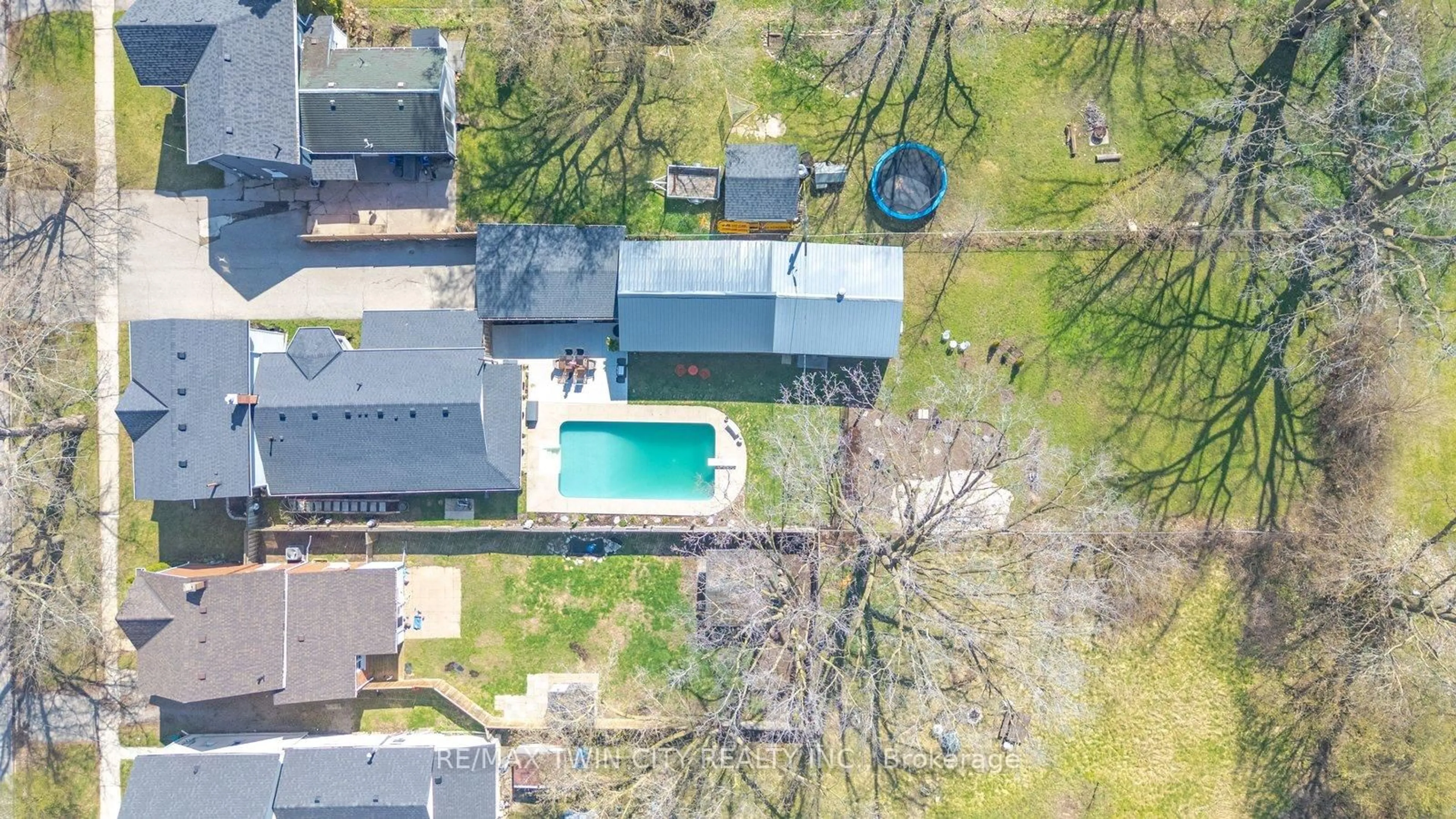 A pic from outside/outdoor area/front of a property/back of a property/a pic from drone, street for 116 Eagle Ave, Brantford Ontario N3S 1Z5