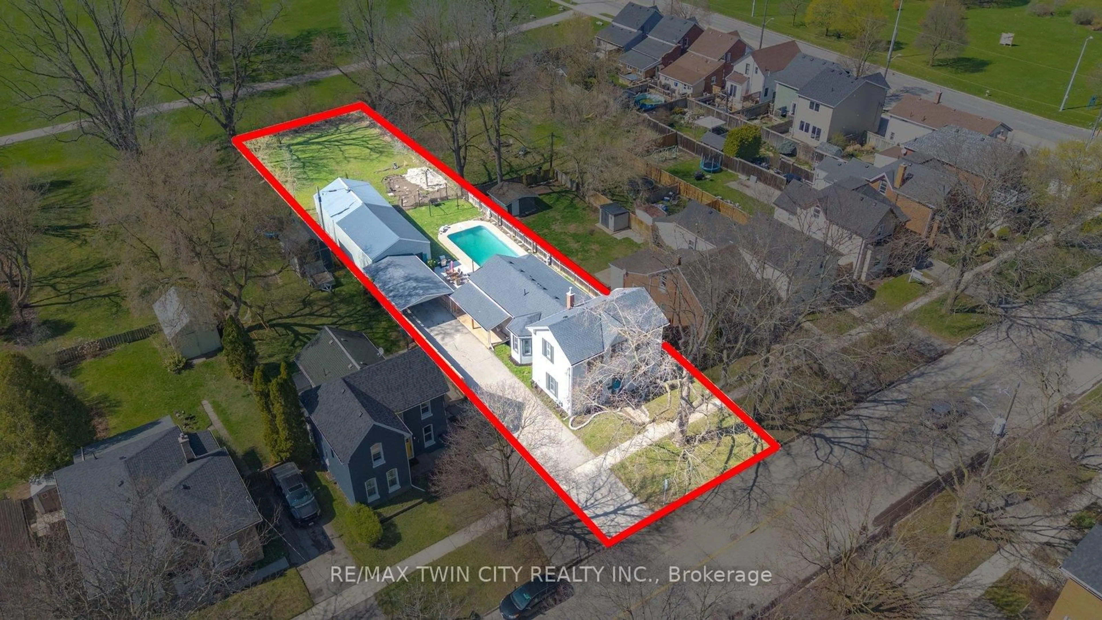 A pic from outside/outdoor area/front of a property/back of a property/a pic from drone, street for 116 Eagle Ave, Brantford Ontario N3S 1Z5