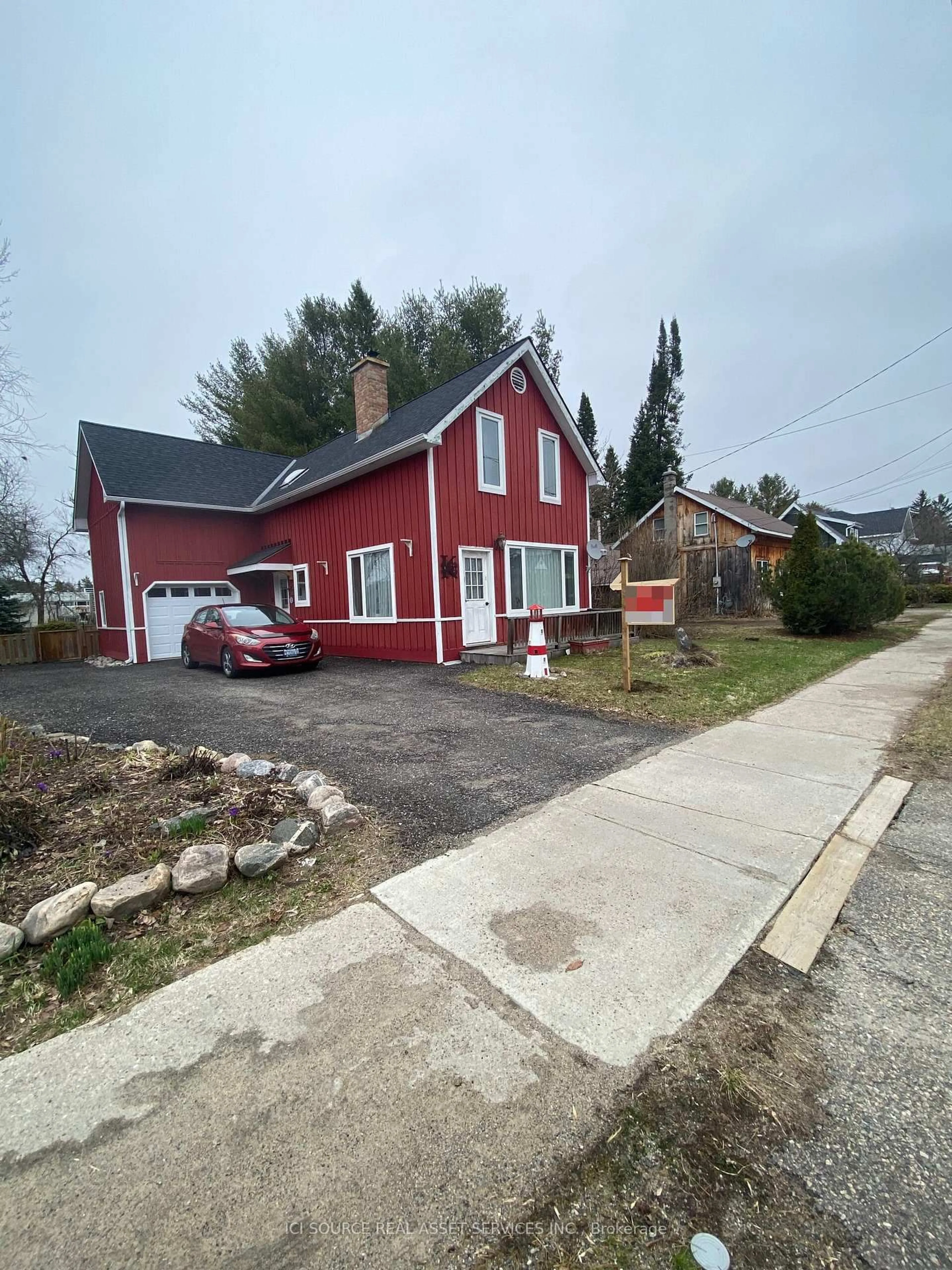 A pic from outside/outdoor area/front of a property/back of a property/a pic from drone, street for 181 Dill St, Bracebridge Ontario P1L 1E6