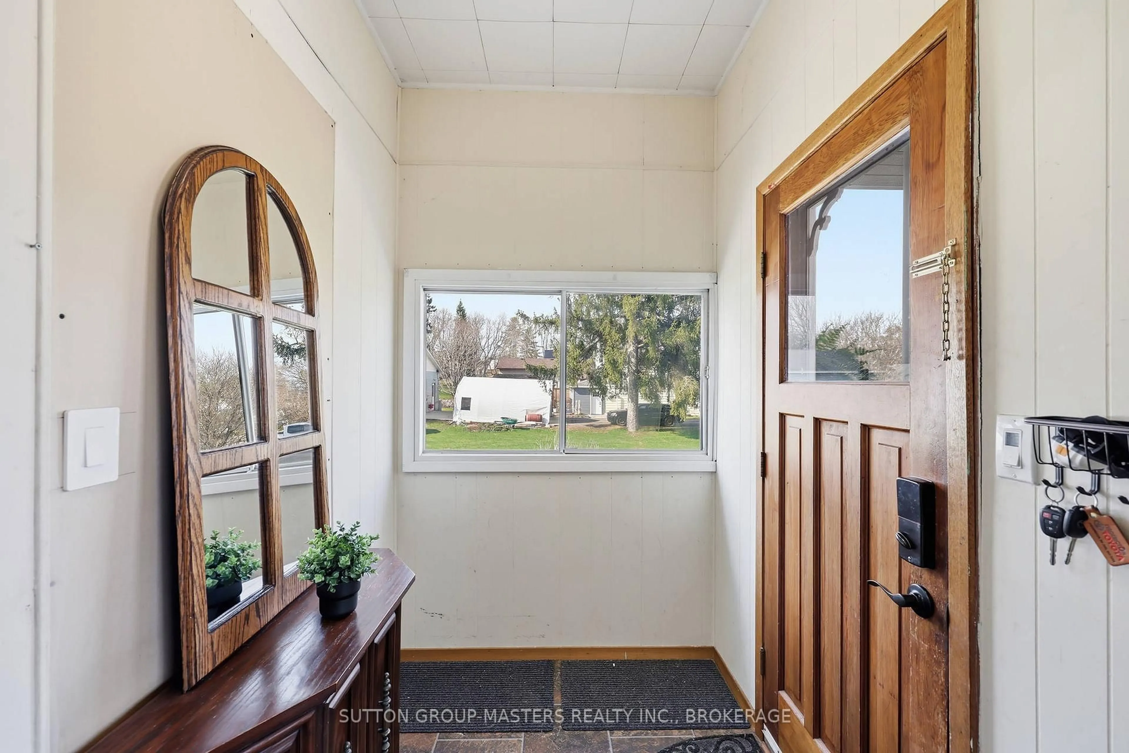 Indoor entryway for 177 Main St, Leeds and the Thousand Islands Ontario K0H 2N0