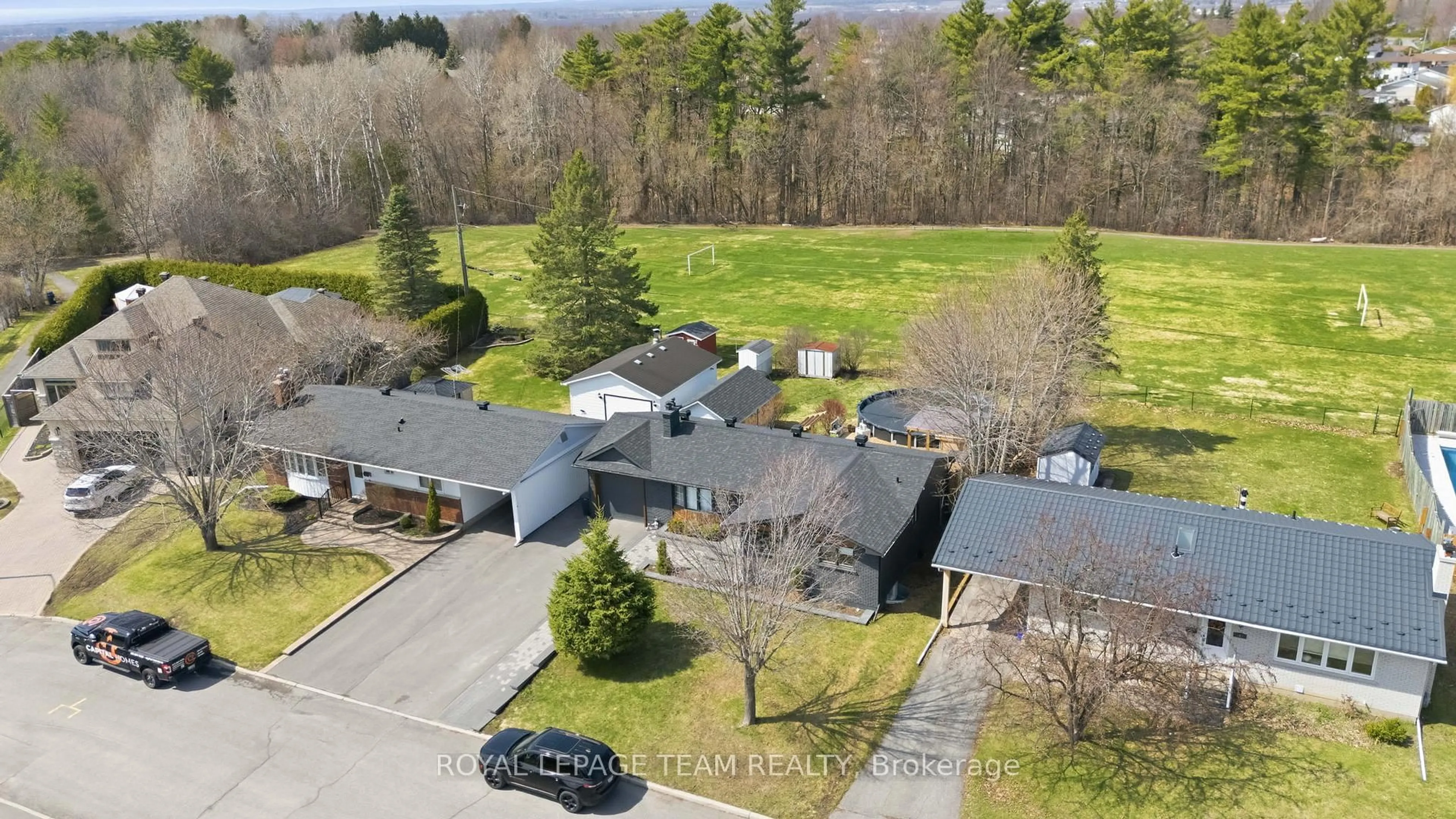 A pic from outside/outdoor area/front of a property/back of a property/a pic from drone, unknown for 185 Lacroix Ave, Gloucester Ontario K1E 1K2