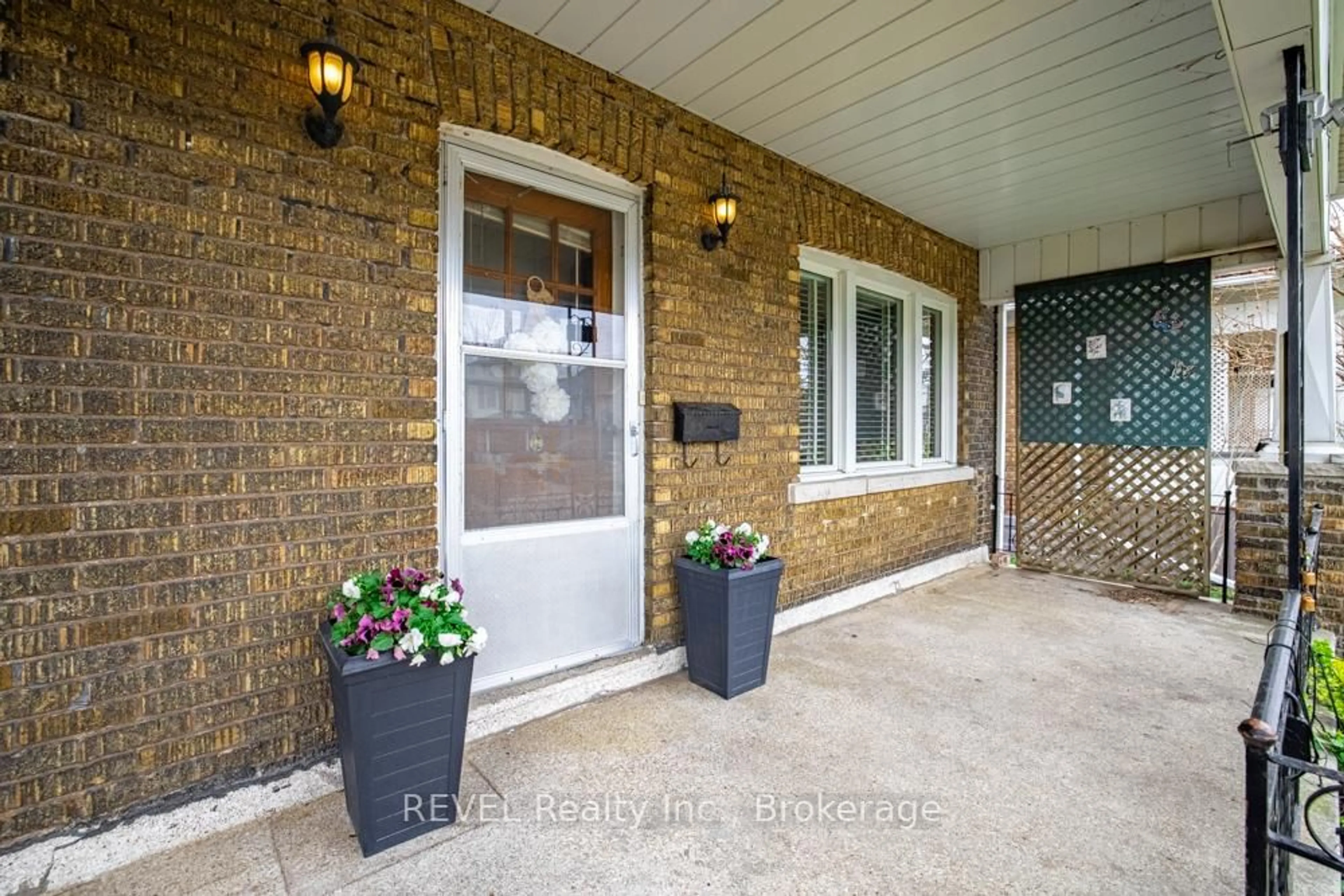 Indoor entryway for 5176 Willmott St, Niagara Falls Ontario L2E 2A5