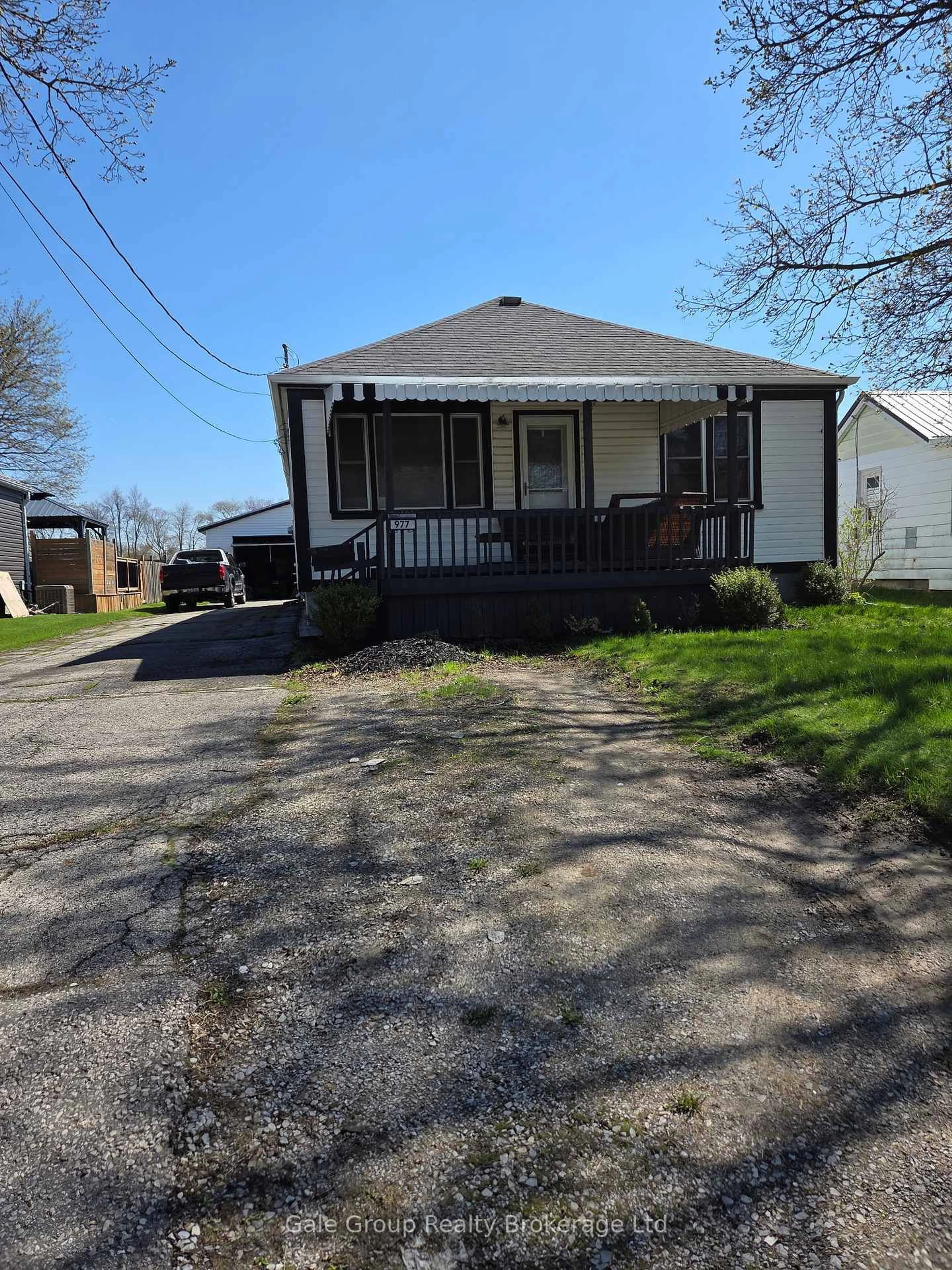 A pic from outside/outdoor area/front of a property/back of a property/a pic from drone, street for 977 Norfolk St, Norfolk Ontario N3Y 3R9