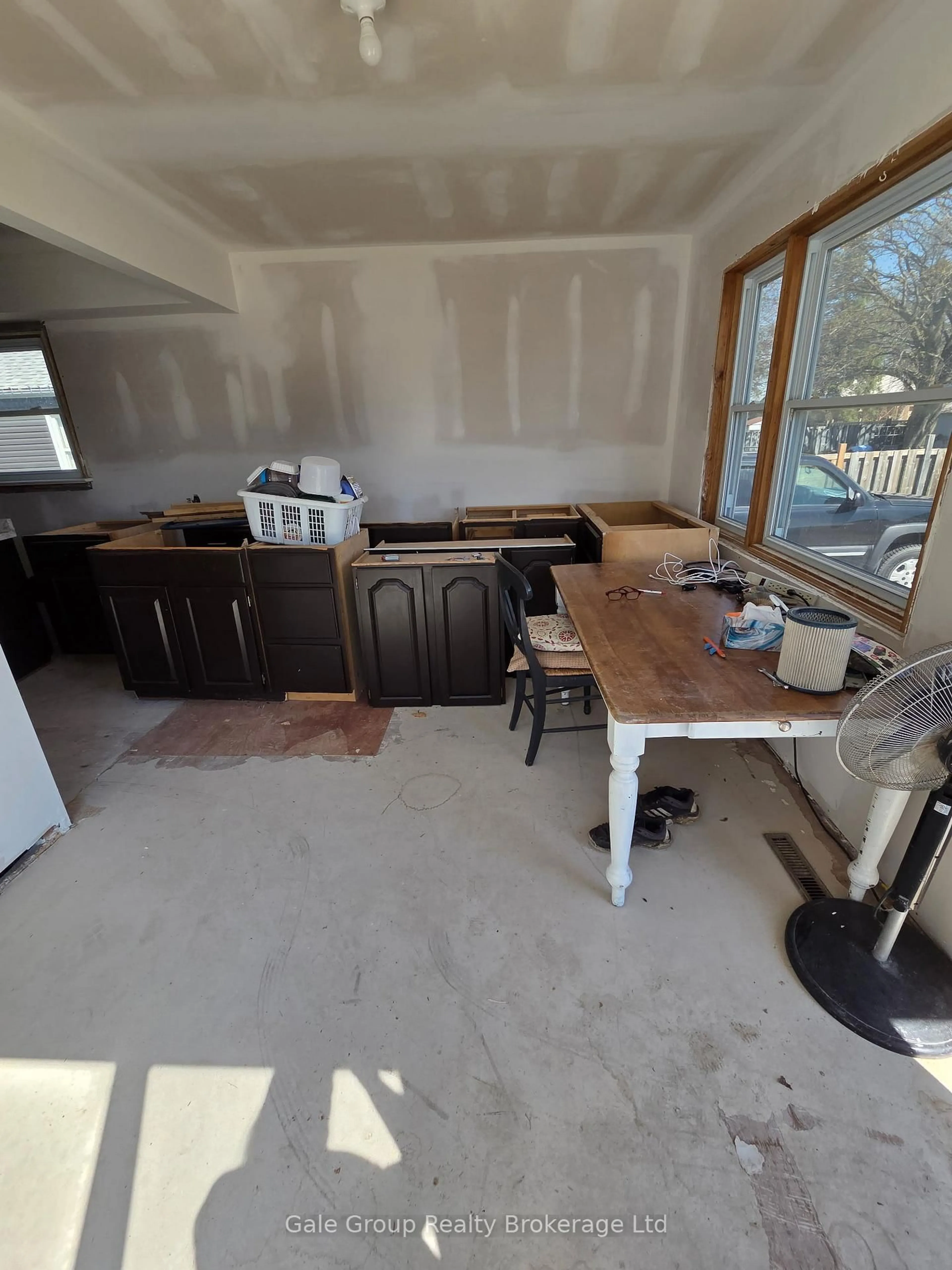 Standard kitchen, unknown for 977 Norfolk St, Norfolk Ontario N3Y 3R9