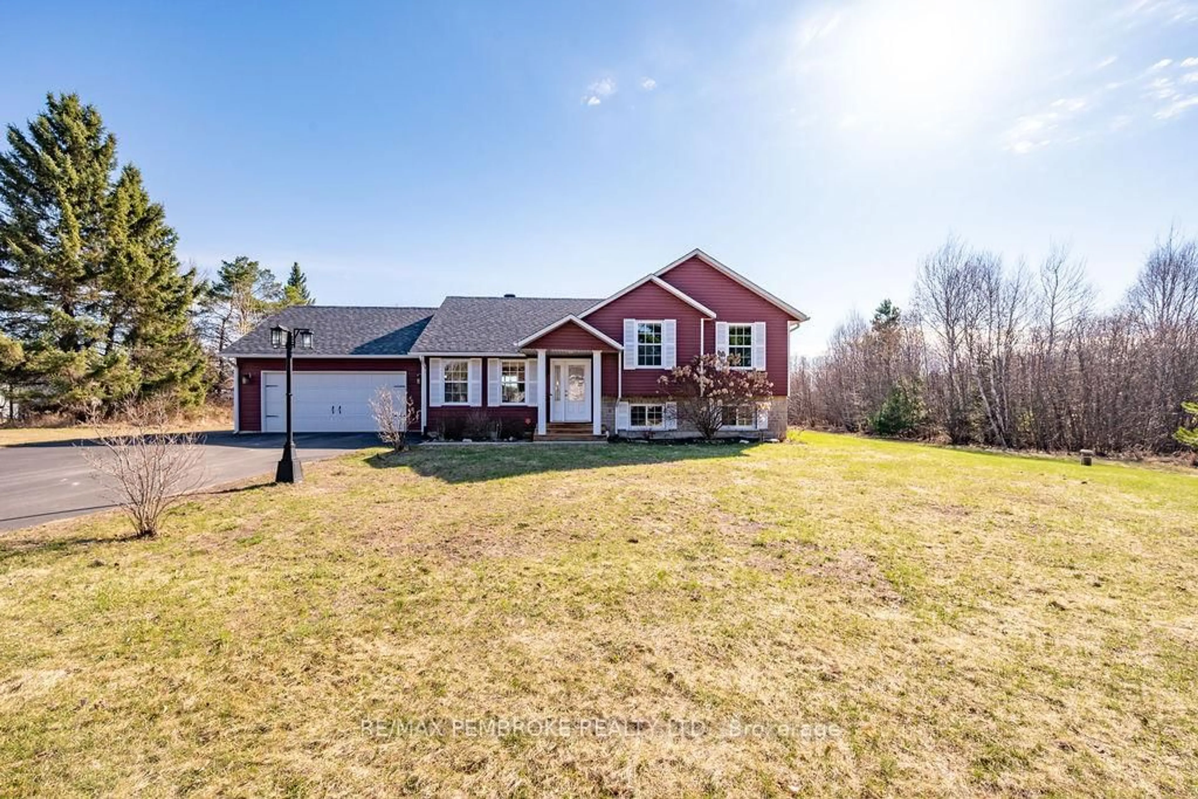 A pic from outside/outdoor area/front of a property/back of a property/a pic from drone, street for 15 Samuel St St, Pembroke Ontario K8A 6W8