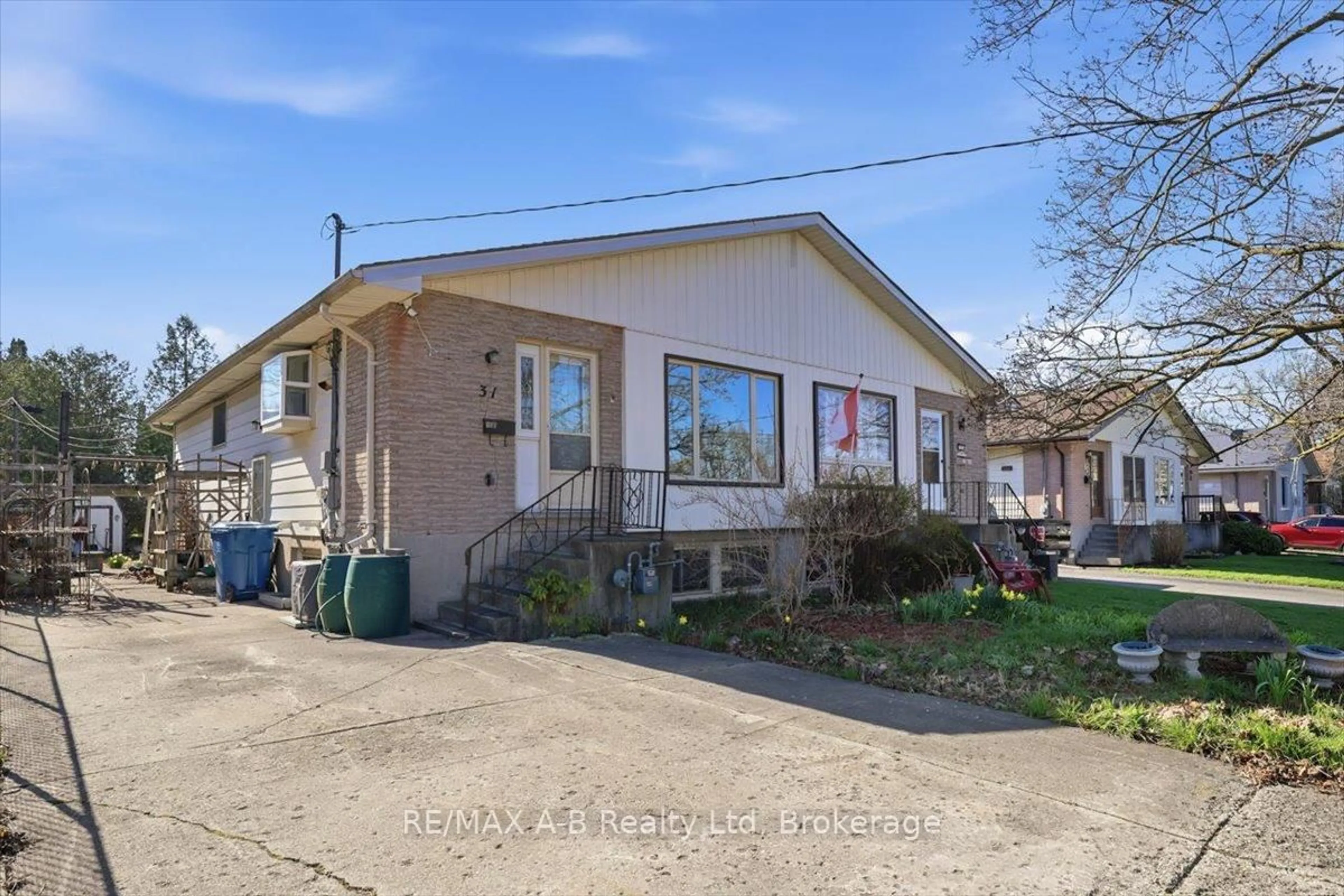 Unknown for 31 Cedar St, Stratford Ontario N5A 2M1