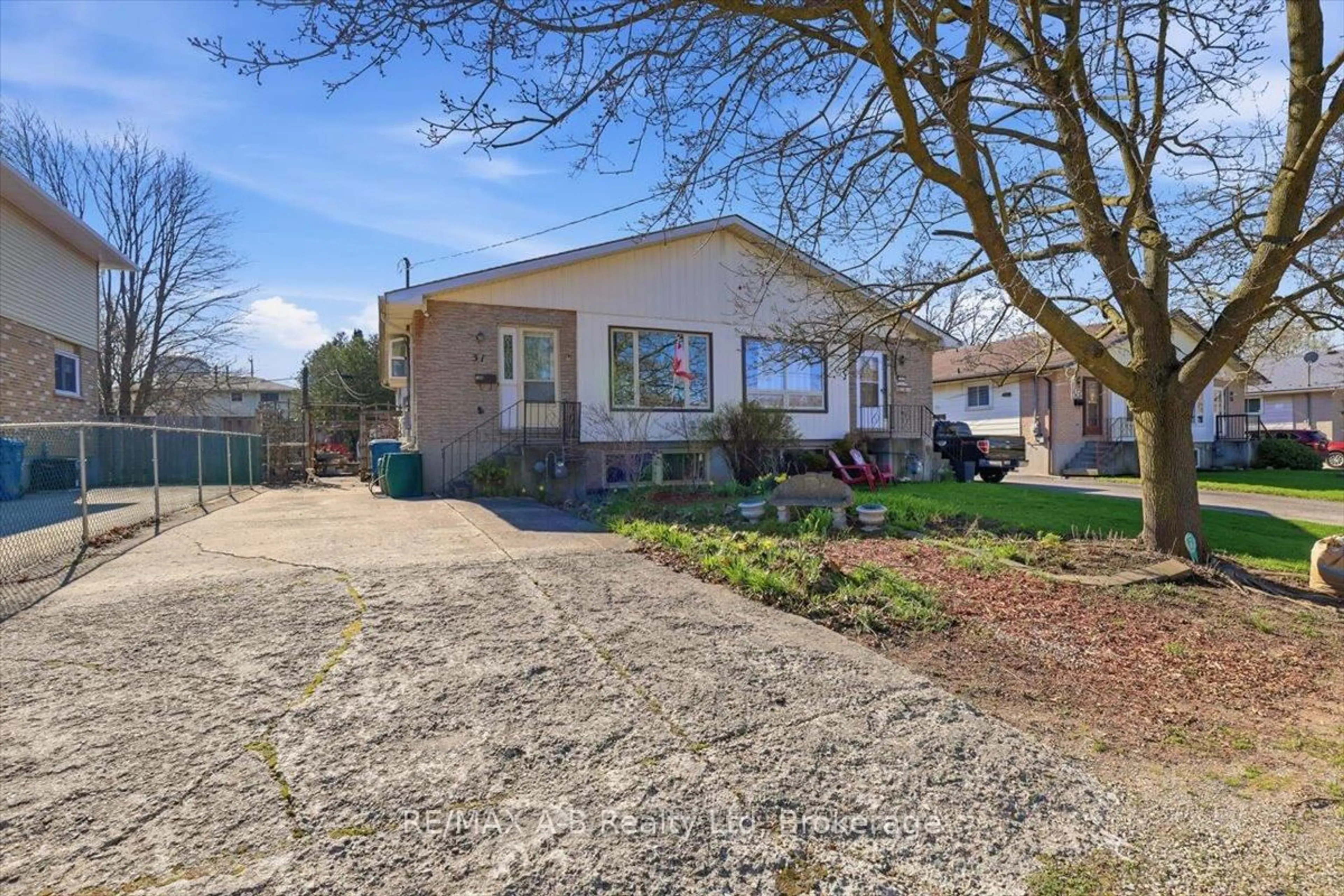 A pic from outside/outdoor area/front of a property/back of a property/a pic from drone, street for 31 Cedar St, Stratford Ontario N5A 2M1