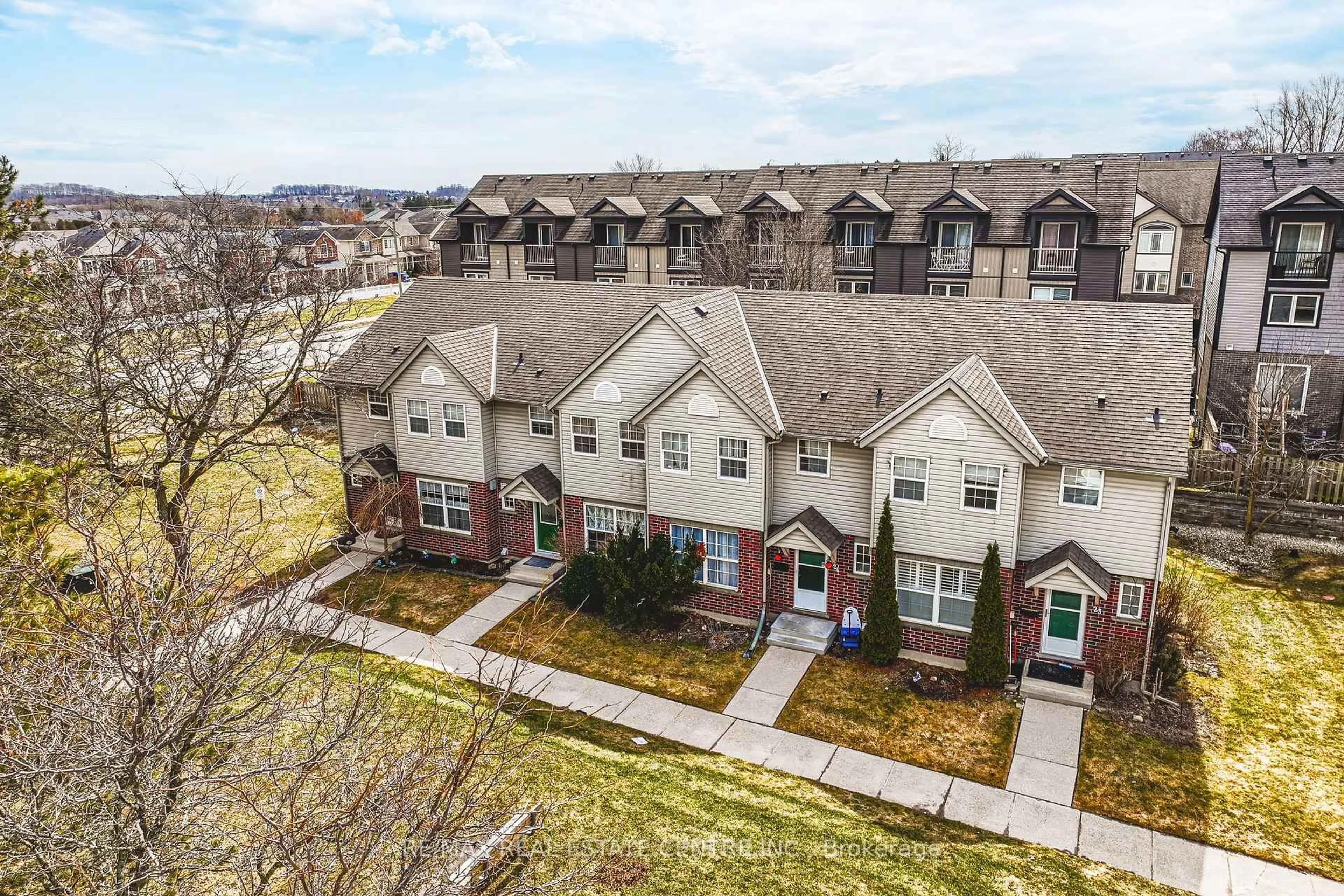 A pic from outside/outdoor area/front of a property/back of a property/a pic from drone, unknown for 26 Poplar Dr #25, Cambridge Ontario N3C 4A3