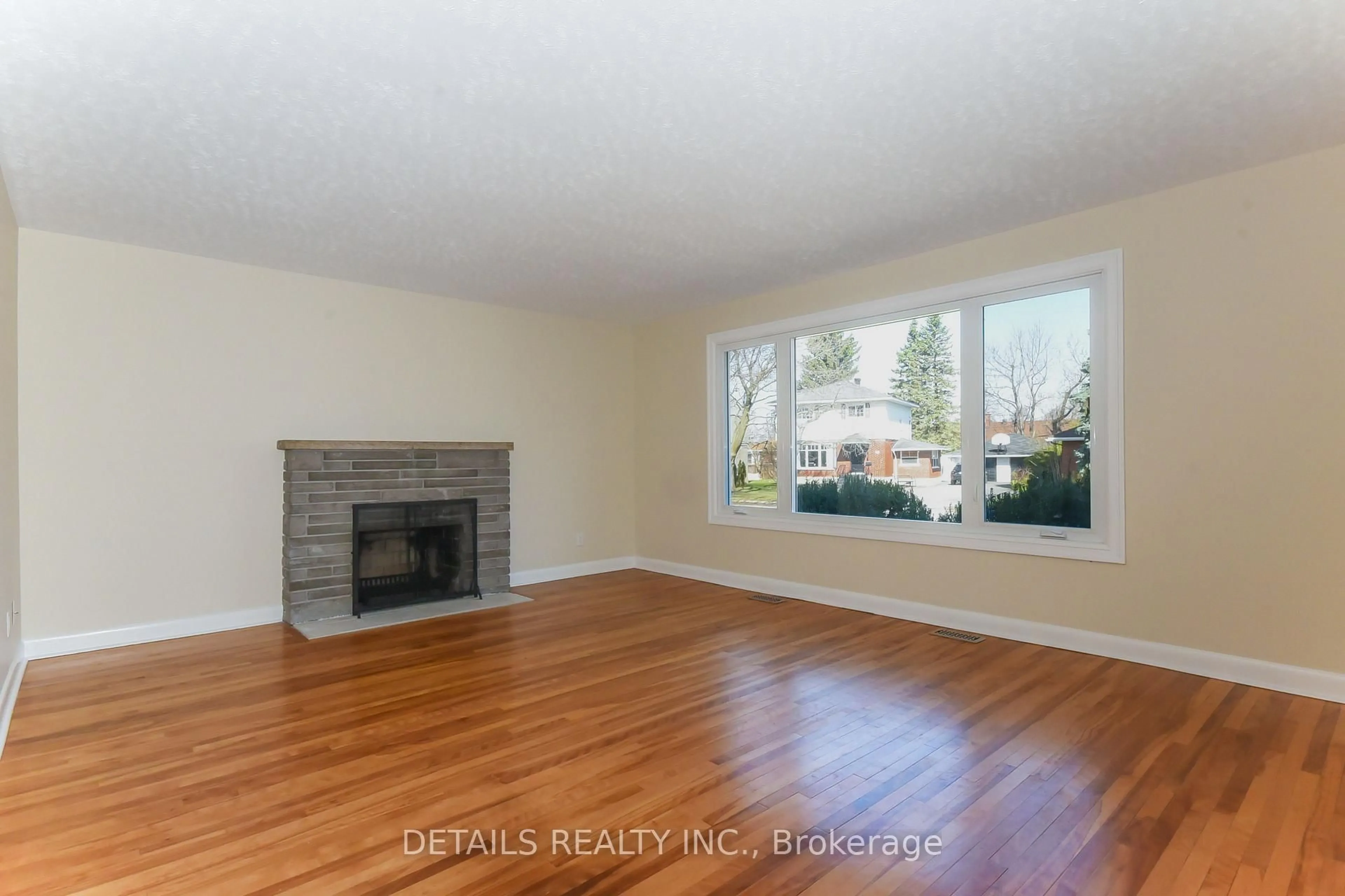 Living room with furniture, wood/laminate floor for 2364 Cheshire Rd, Ottawa Ontario K2C 1G3