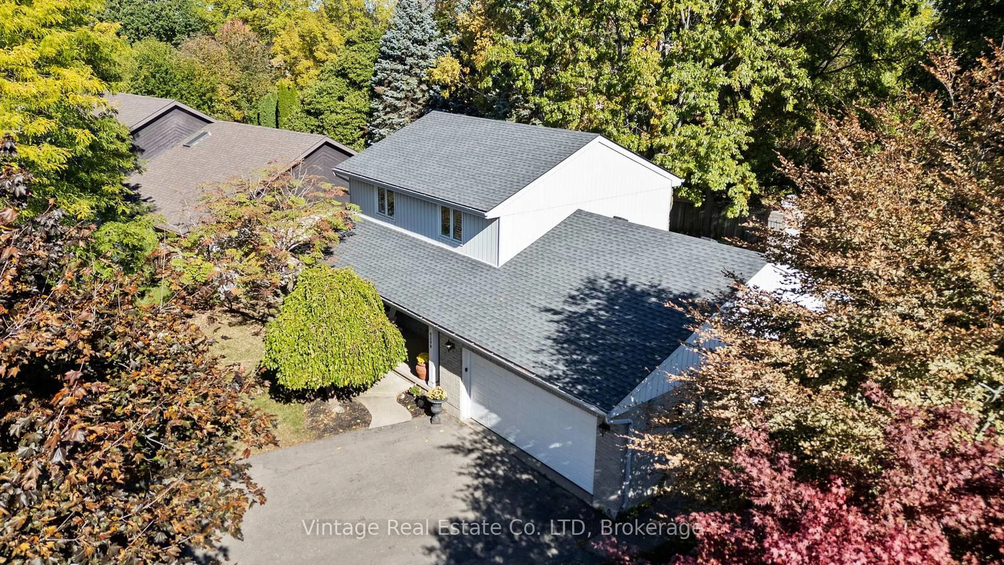 A pic from outside/outdoor area/front of a property/back of a property/a pic from drone, street for 6299 Jupiter Blvd, Niagara Falls Ontario L2J 3Y4