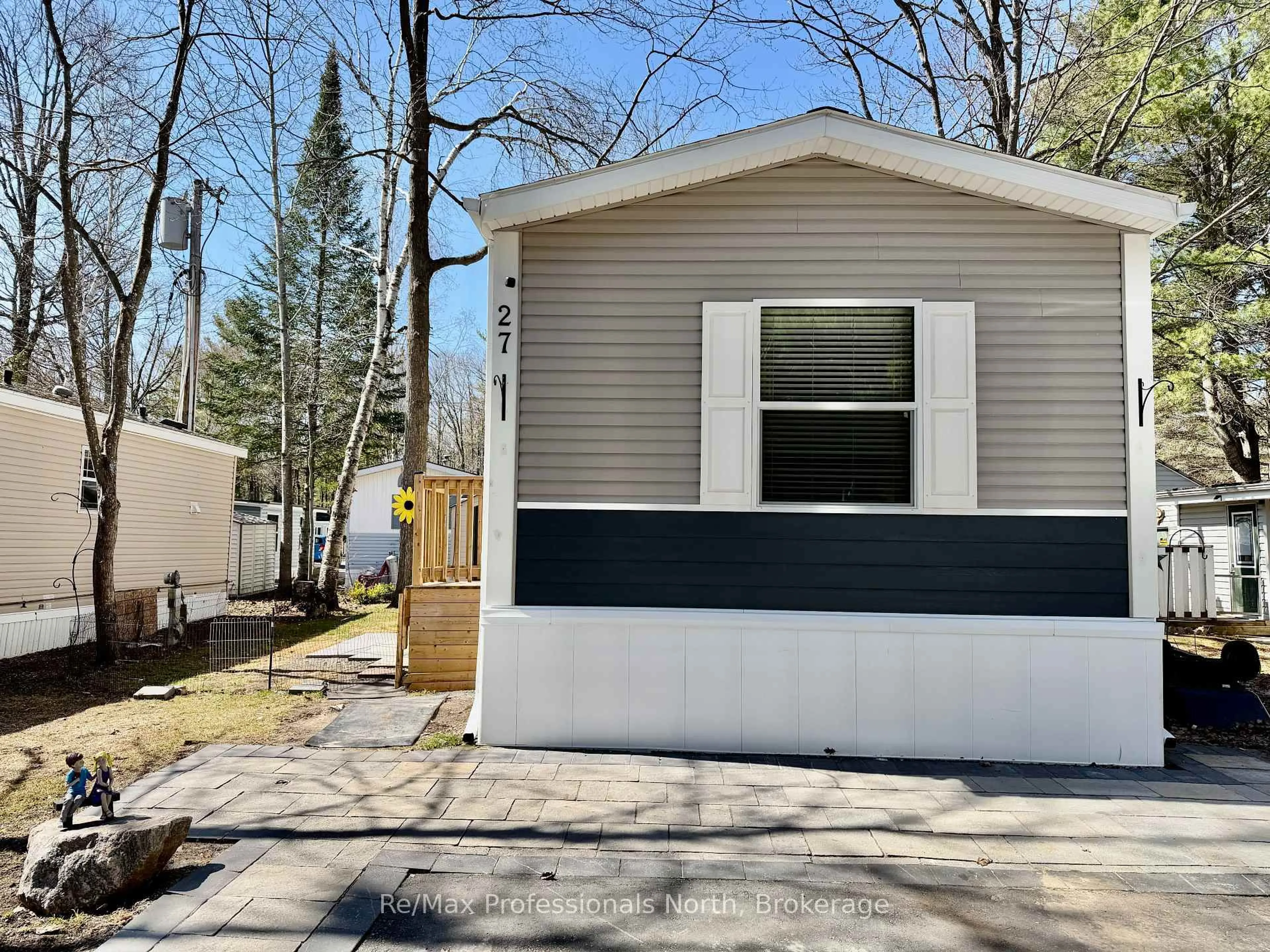 Home with vinyl exterior material, street for 1007 RACOON Rd #27, Gravenhurst Ontario P1P 0C2