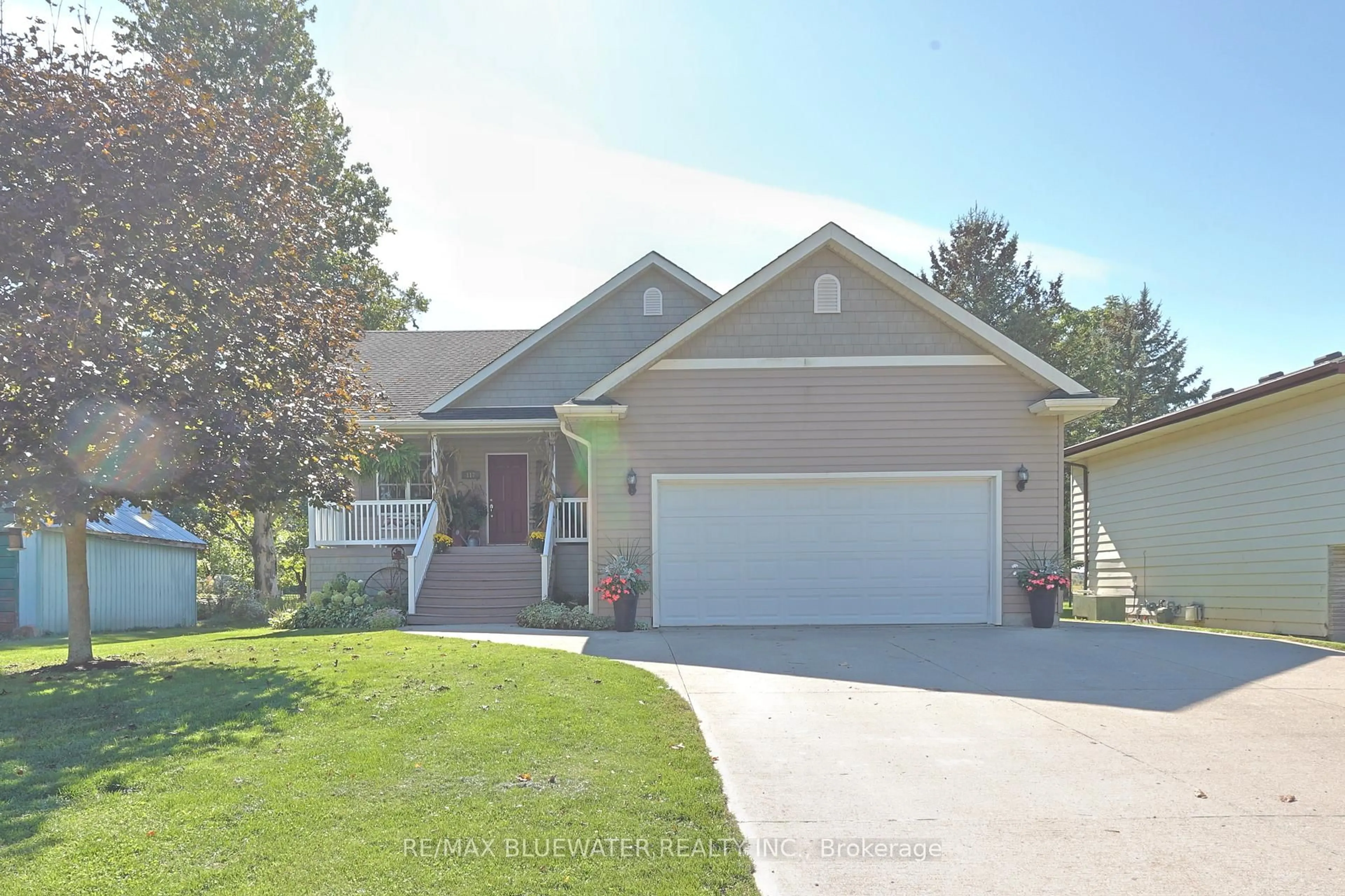 Home with vinyl exterior material, street for 117 Duke St, North Middlesex Ontario N0M 2K0