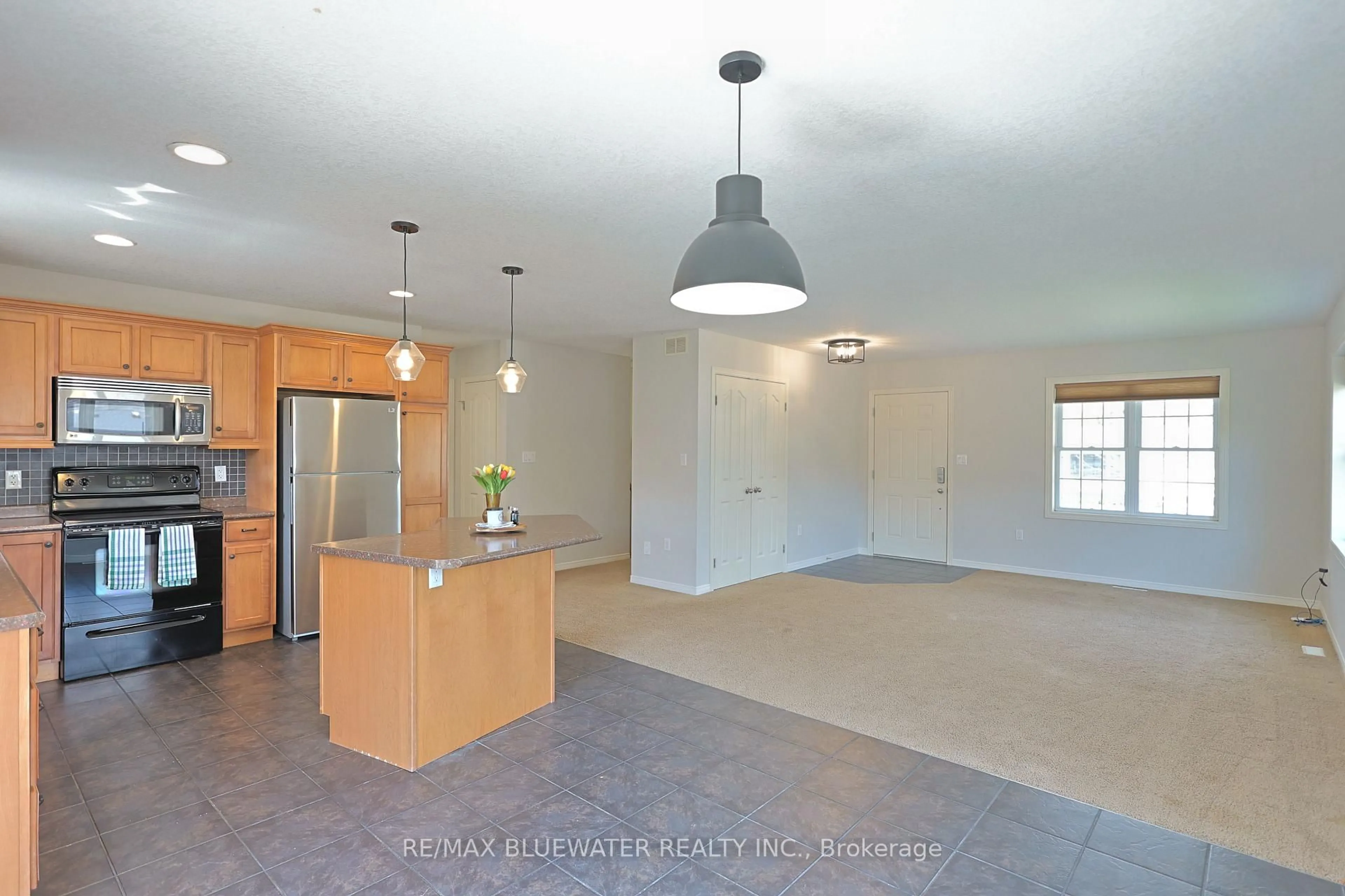 Open concept kitchen, unknown for 117 Duke St, North Middlesex Ontario N0M 2K0