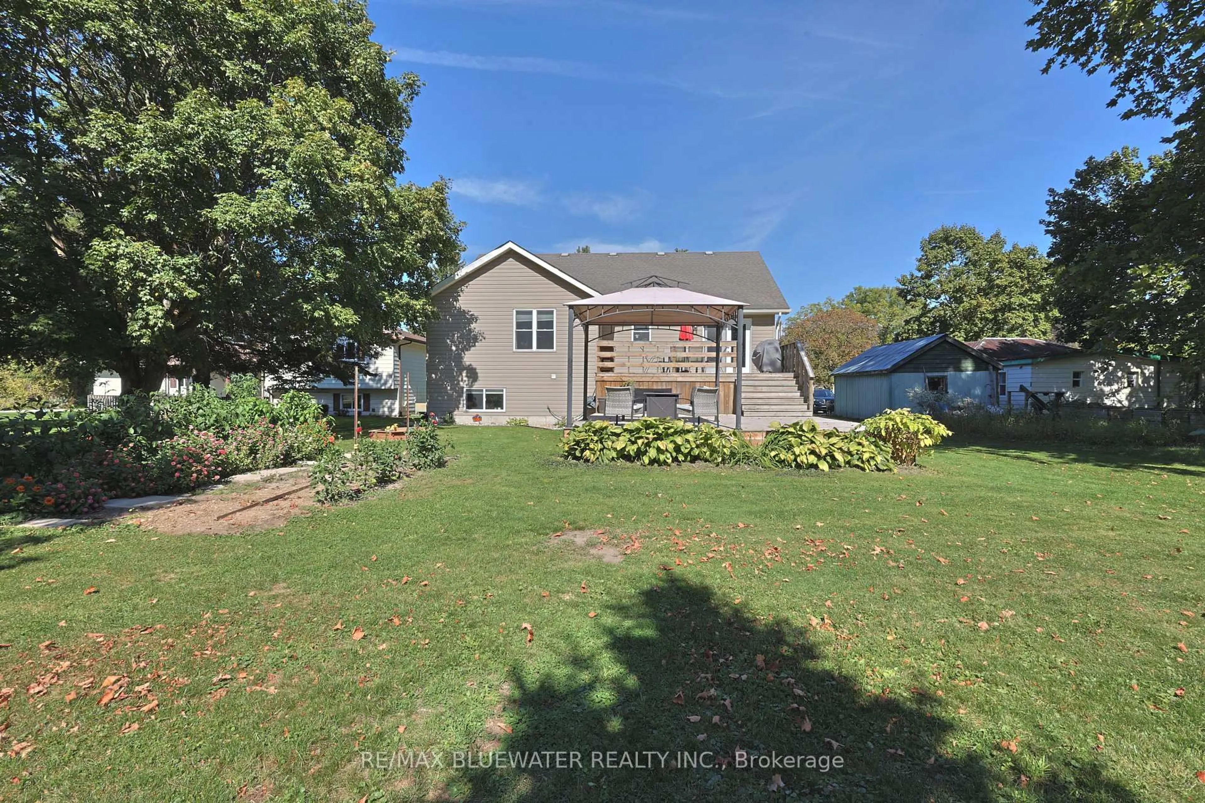 A pic from outside/outdoor area/front of a property/back of a property/a pic from drone, unknown for 117 Duke St, North Middlesex Ontario N0M 2K0