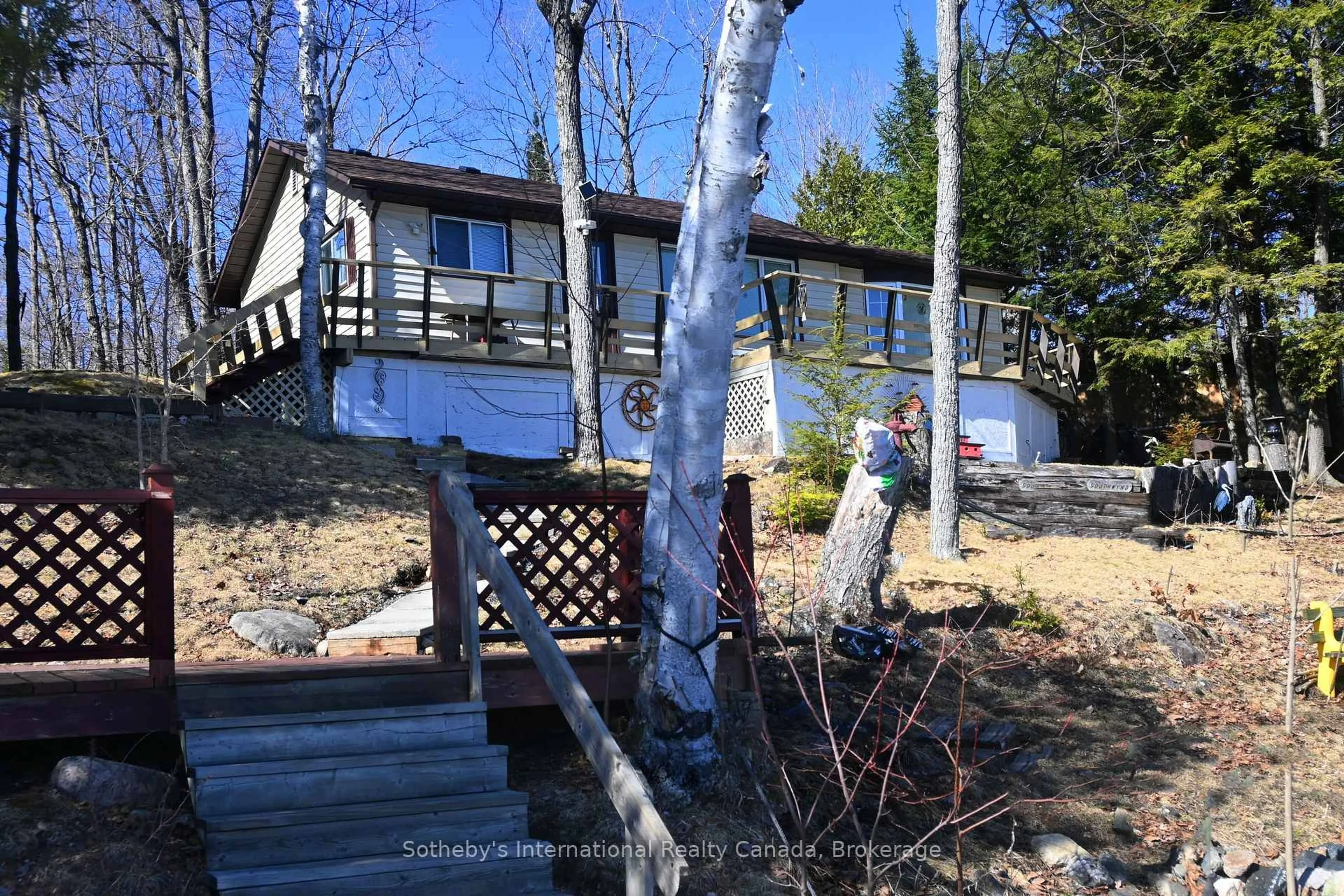 A pic from outside/outdoor area/front of a property/back of a property/a pic from drone, unknown for 41 Deerfield Rd, McKellar Ontario P0G 1C0