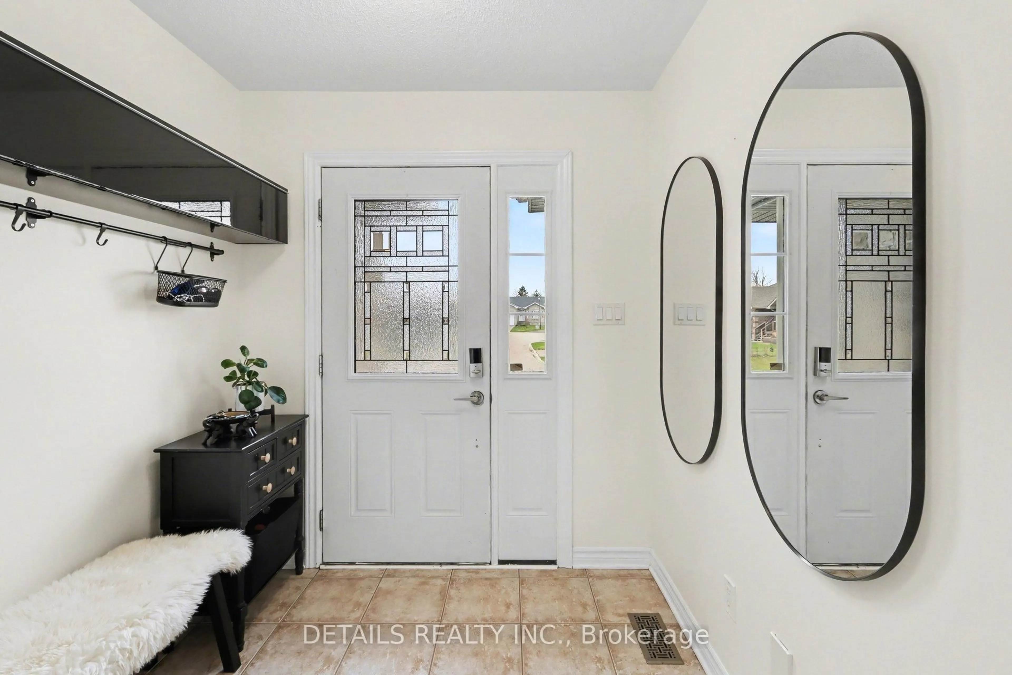 Indoor entryway for 139 Raina Way, North Grenville Ontario K0G 1J0