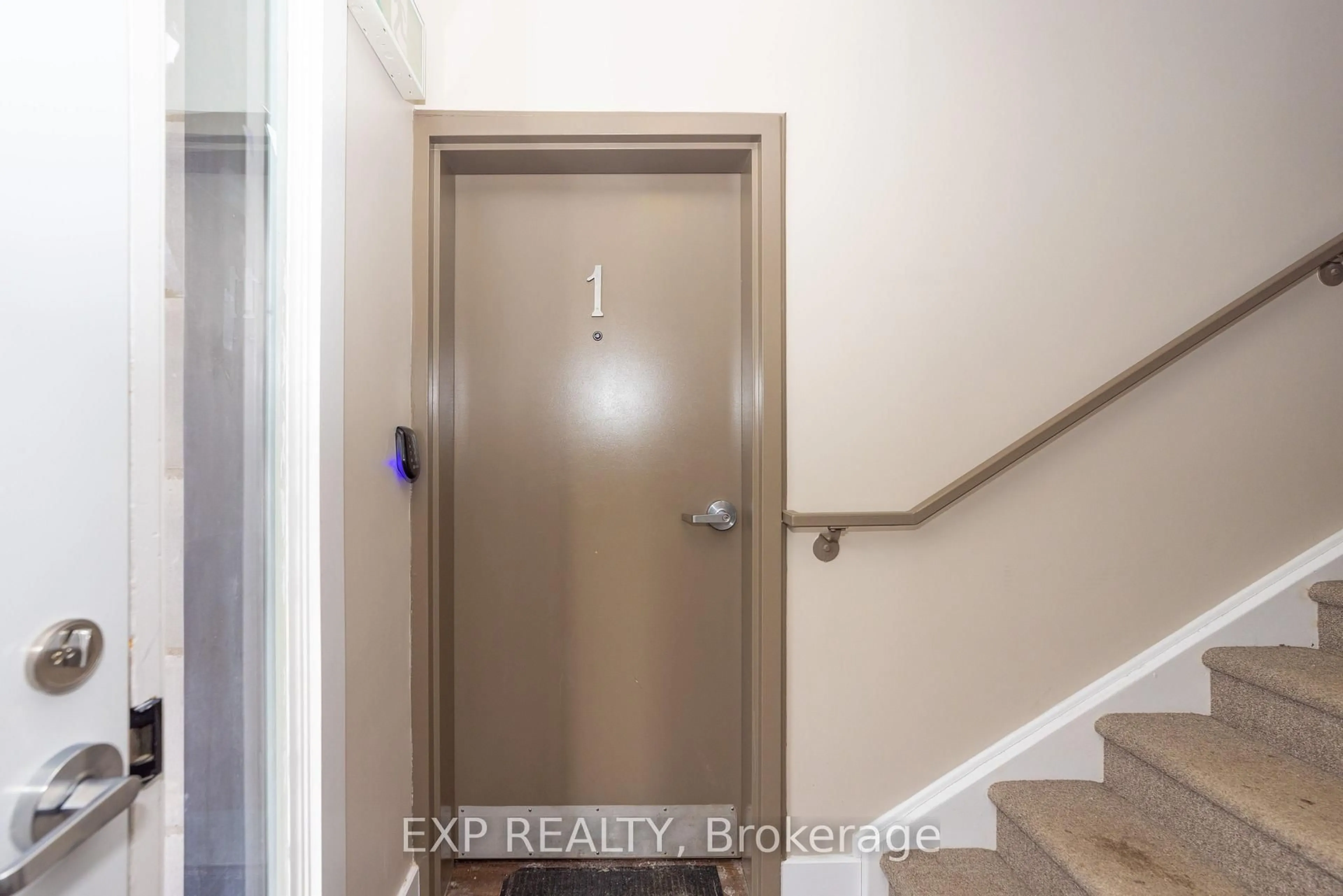 Indoor entryway for 59 Concord St, Ottawa Ontario K1S 0Y5