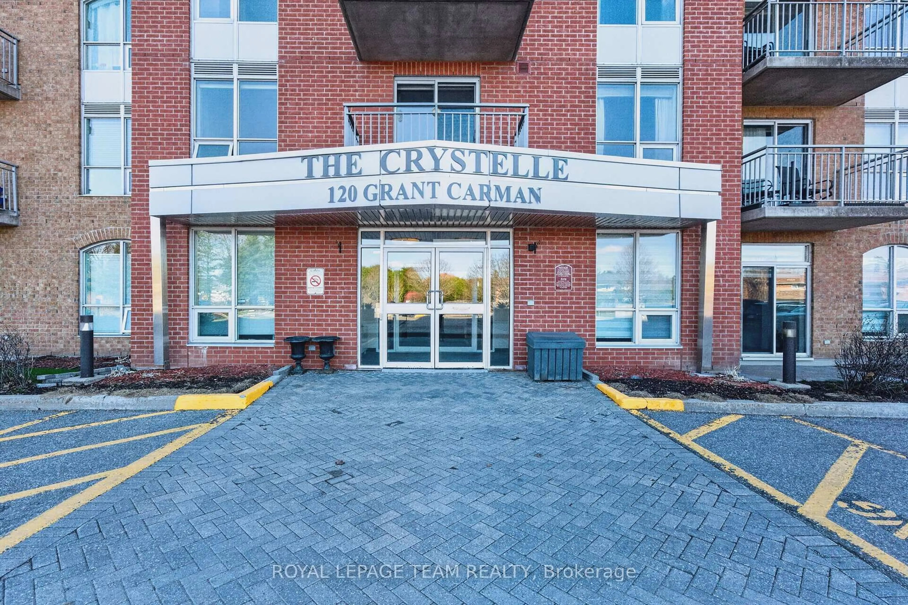 Indoor foyer for 120 Grant Carman Dr #811, Ottawa Ontario K2E 1C8
