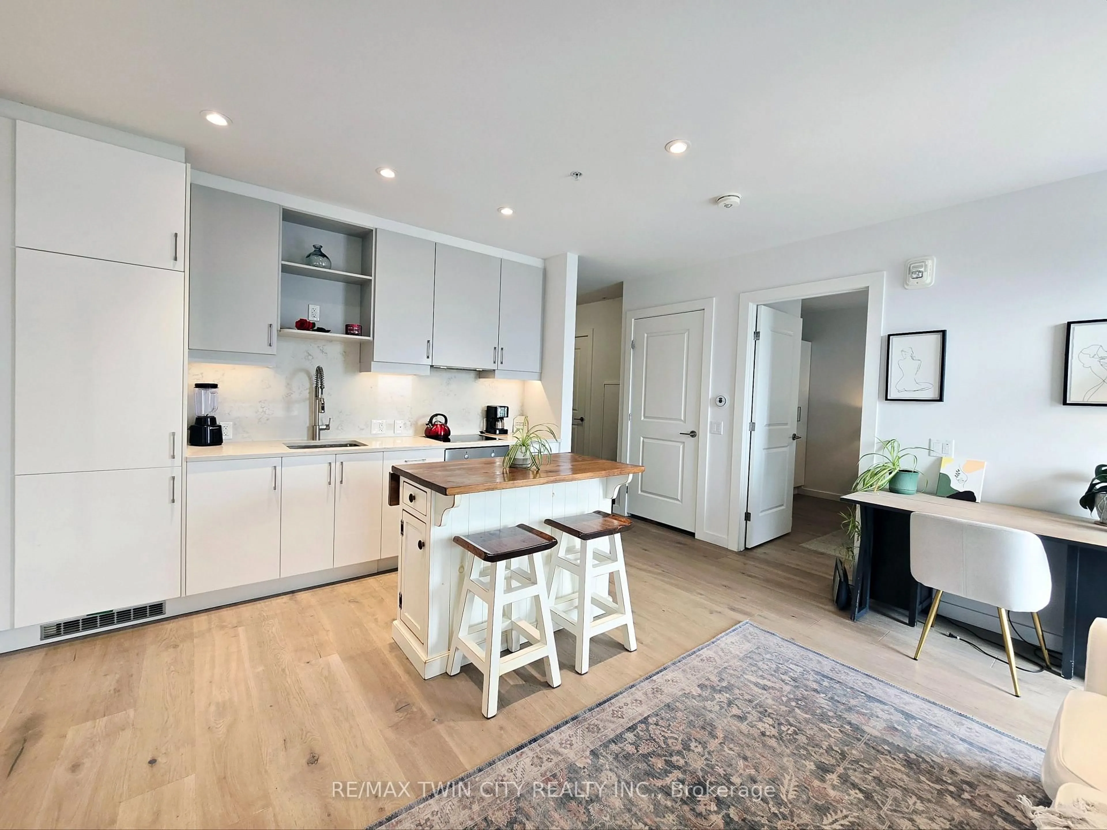 Open concept kitchen, wood/laminate floor for 181 King St #1812, Waterloo Ontario N2J 0E7