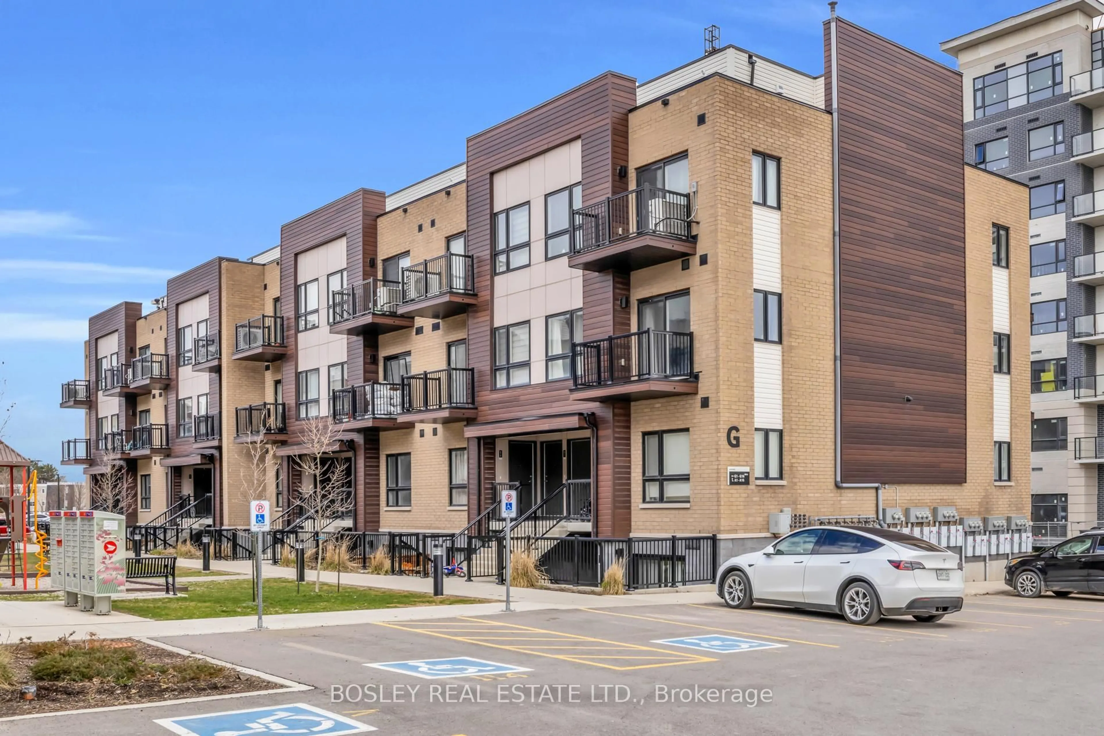 Patio, street for 20 Palace St, Kitchener Ontario N2E 0J3