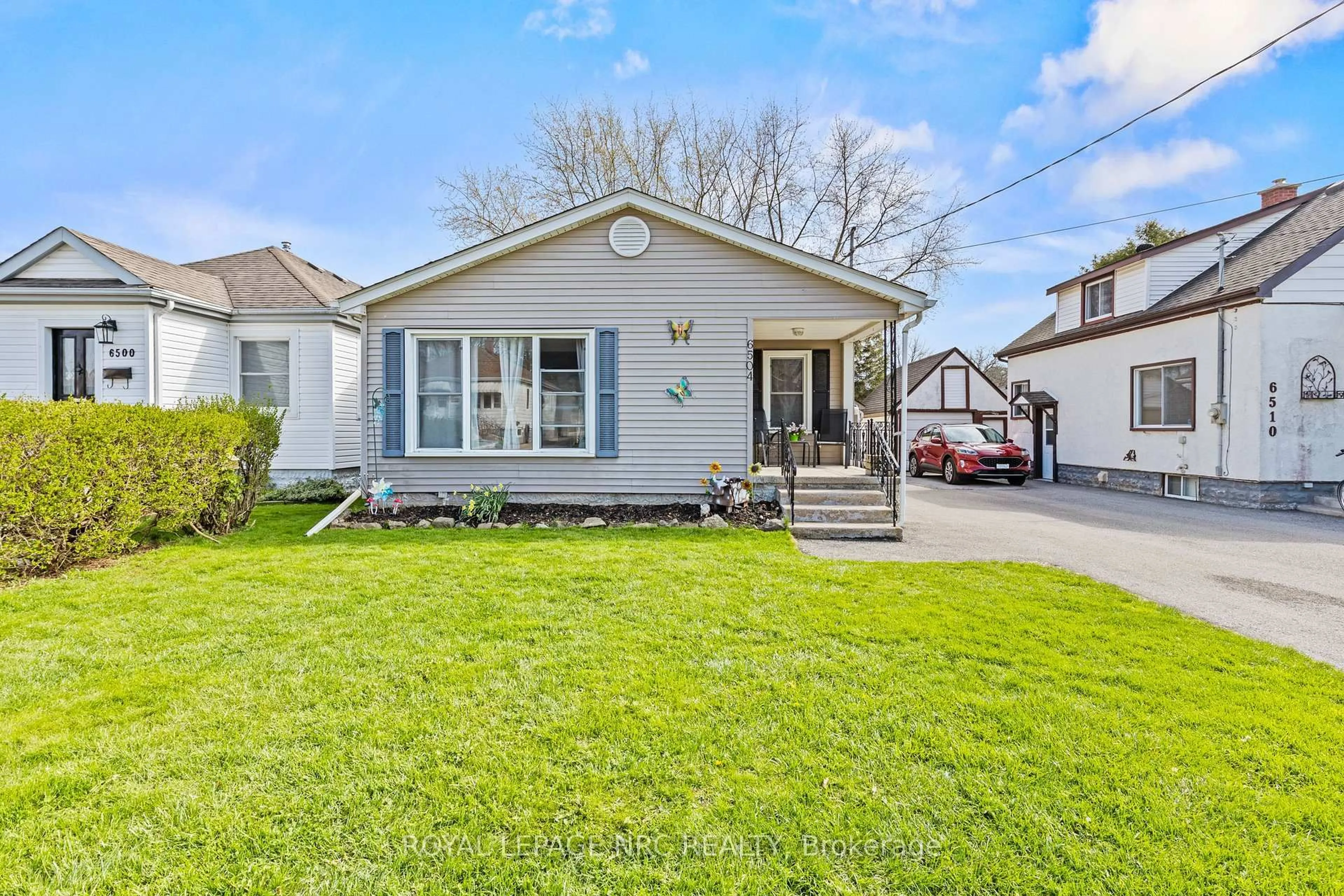 Home with vinyl exterior material, street for 6504 Monroe St, Niagara Falls Ontario L2G 2G8