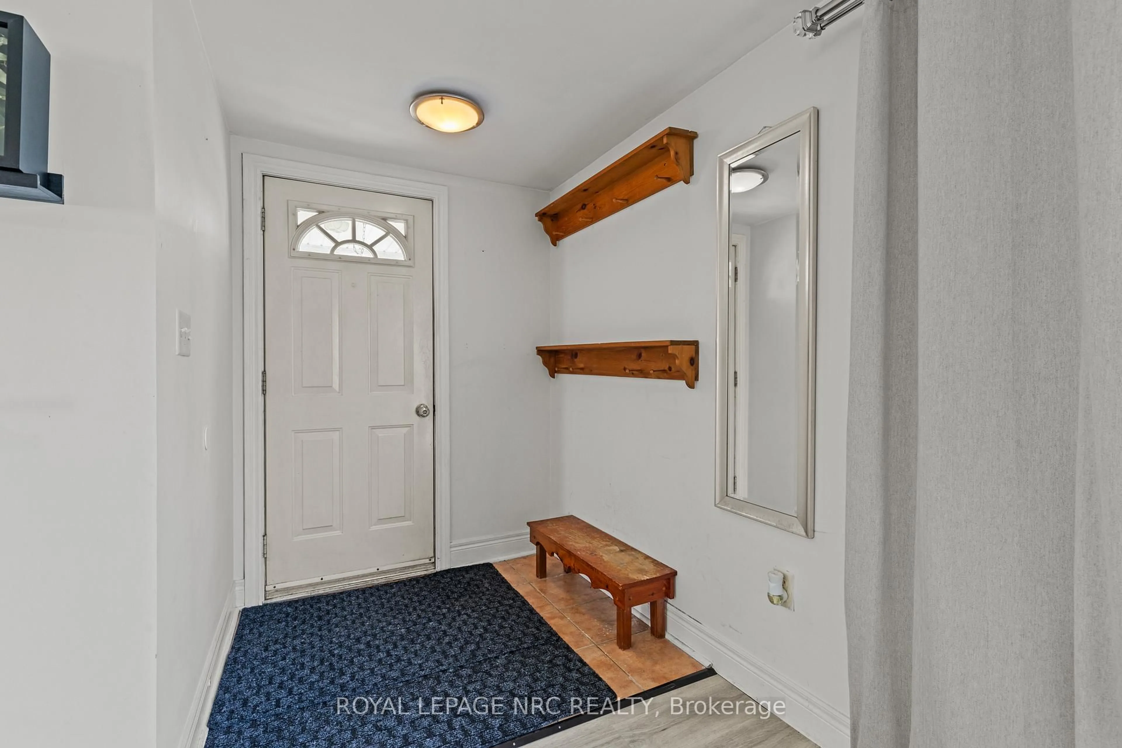 Indoor entryway for 6504 Monroe St, Niagara Falls Ontario L2G 2G8