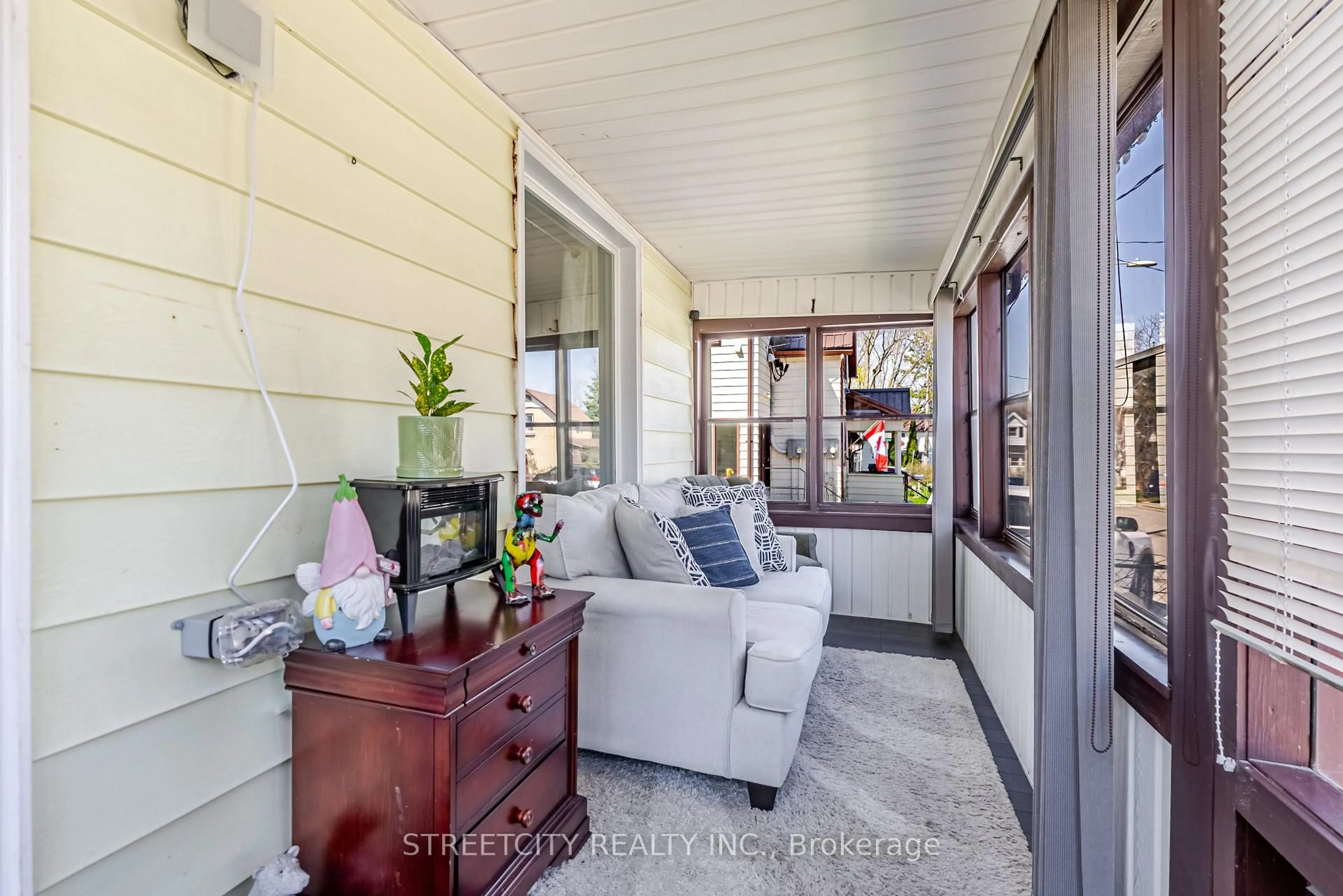 Indoor entryway for 10 1/2 NAAMA St, St. Thomas Ontario N5R 1X4