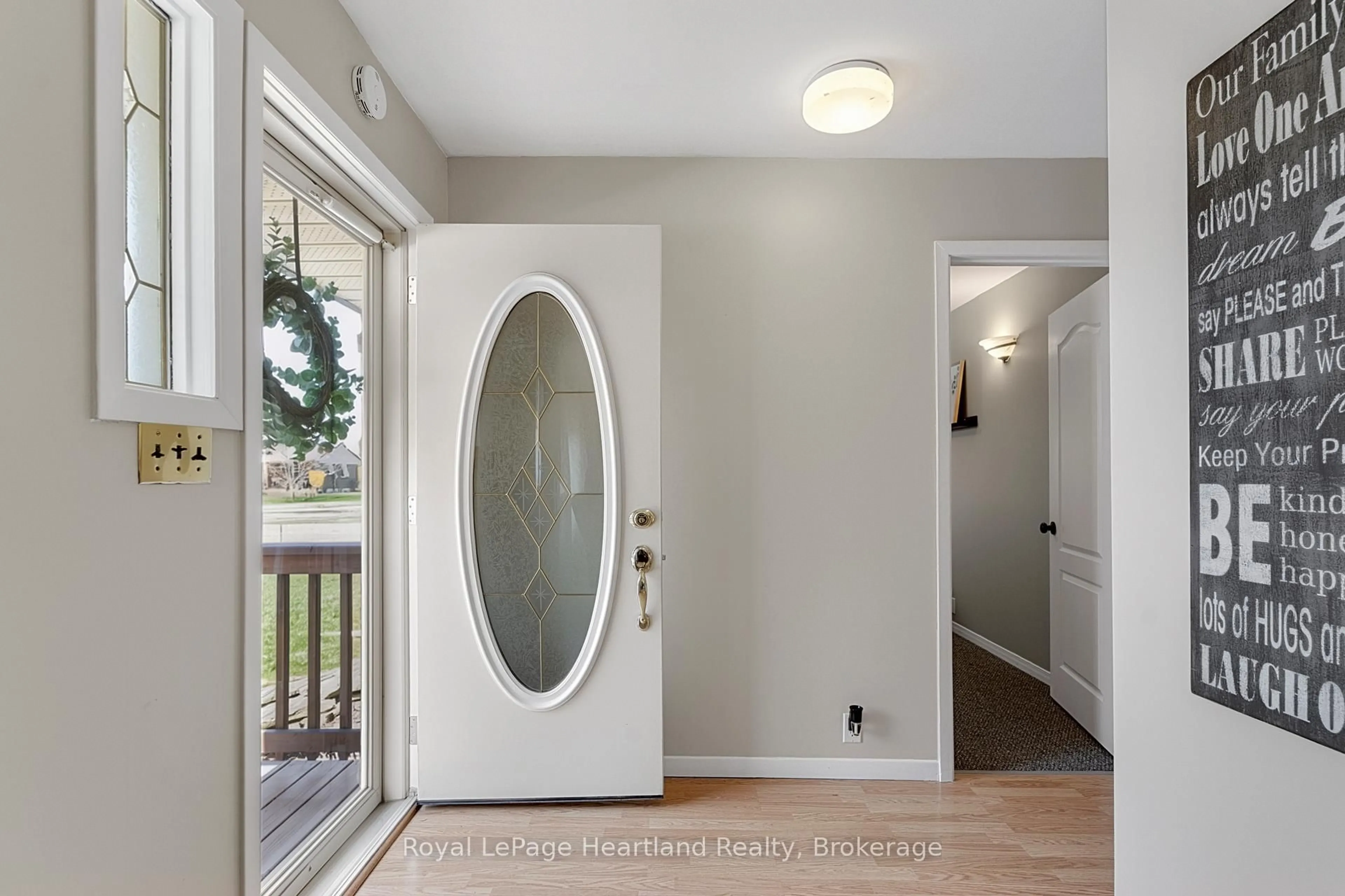 Indoor entryway for 106 Oxford St, Goderich Ontario N7A 1E4